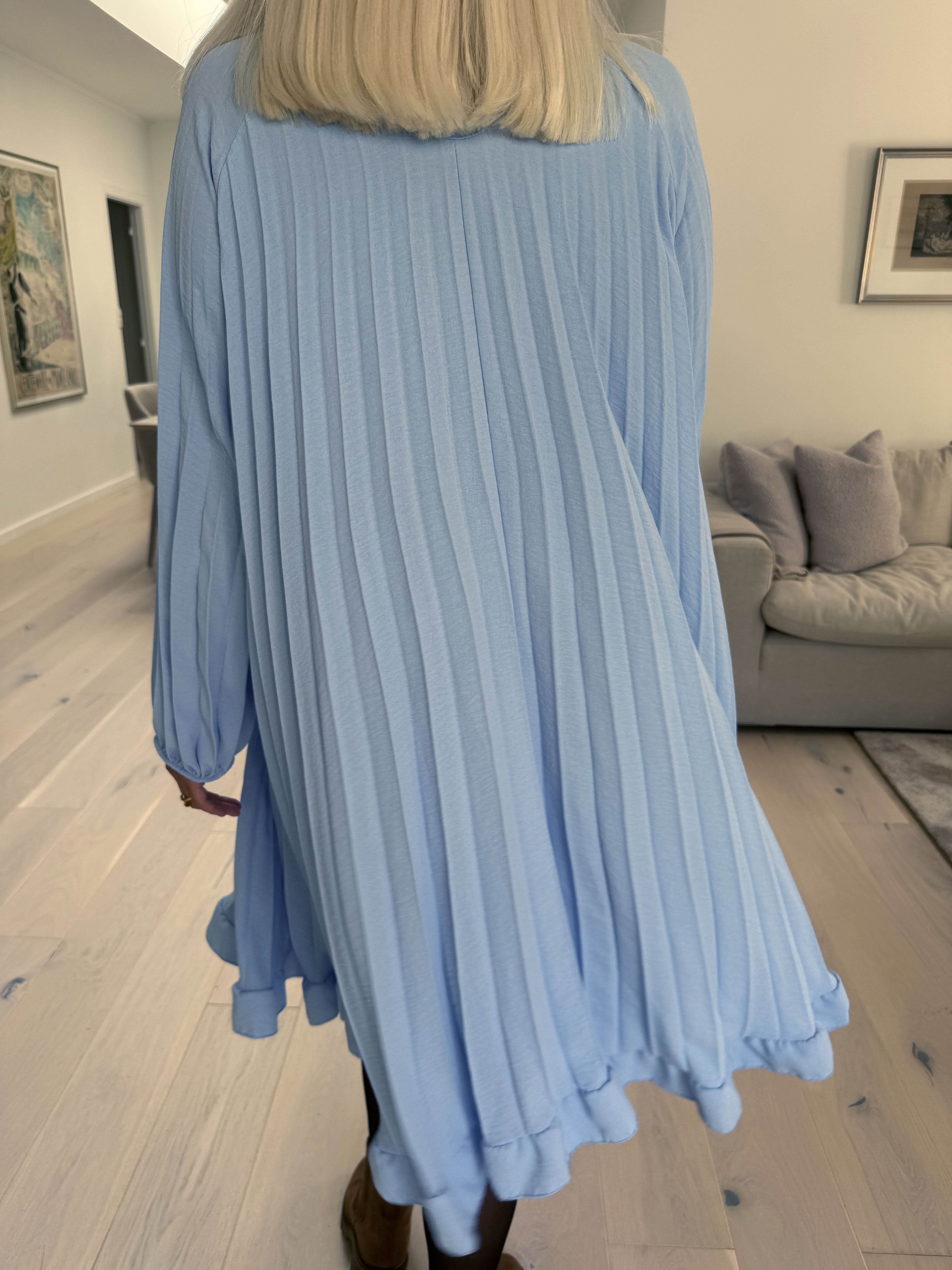 Santorini Dress - Söt långärmad klänning med veck