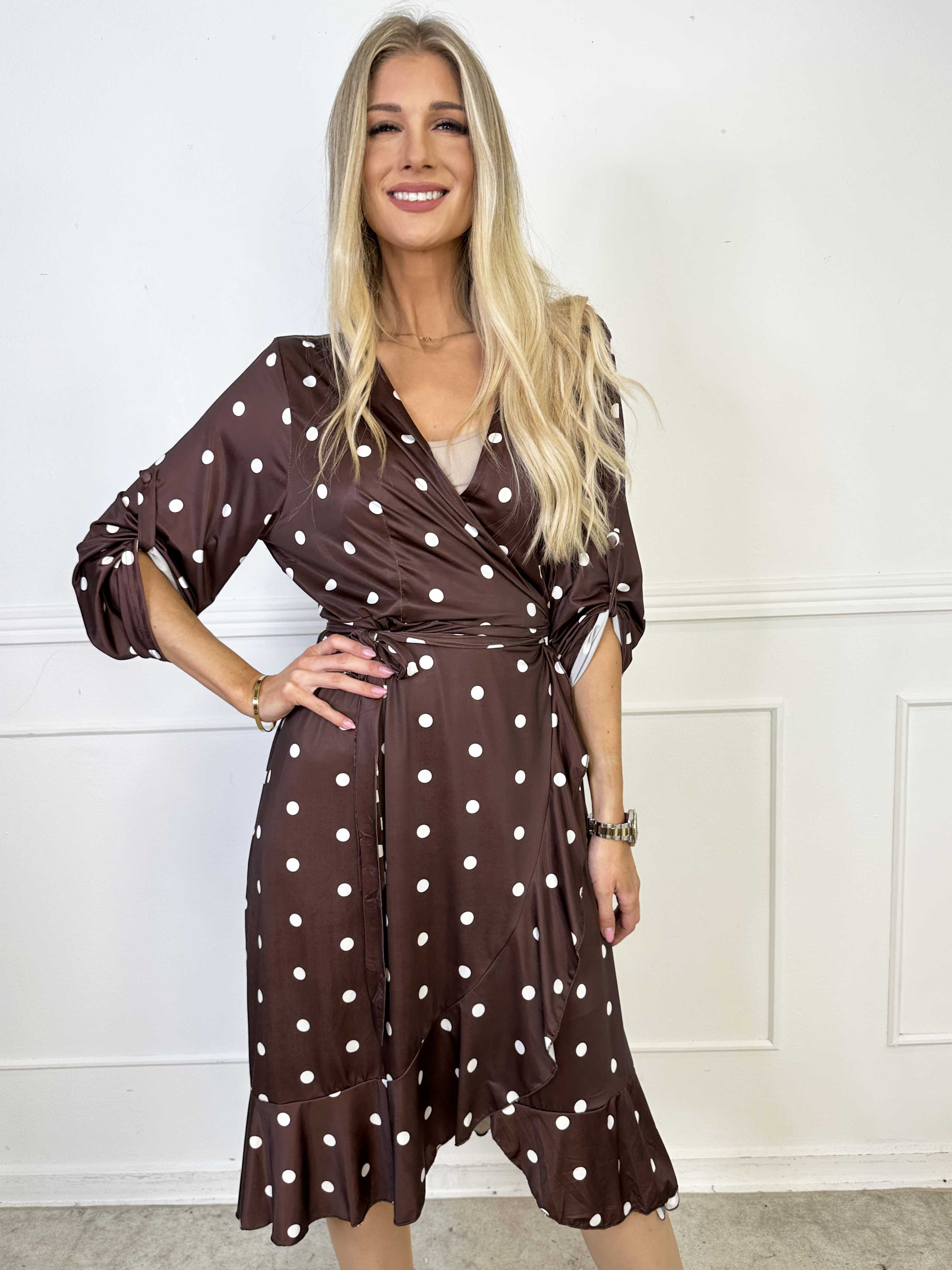 Savina Dot - Elastisk klänning i omlott-look med prickar och volangkant