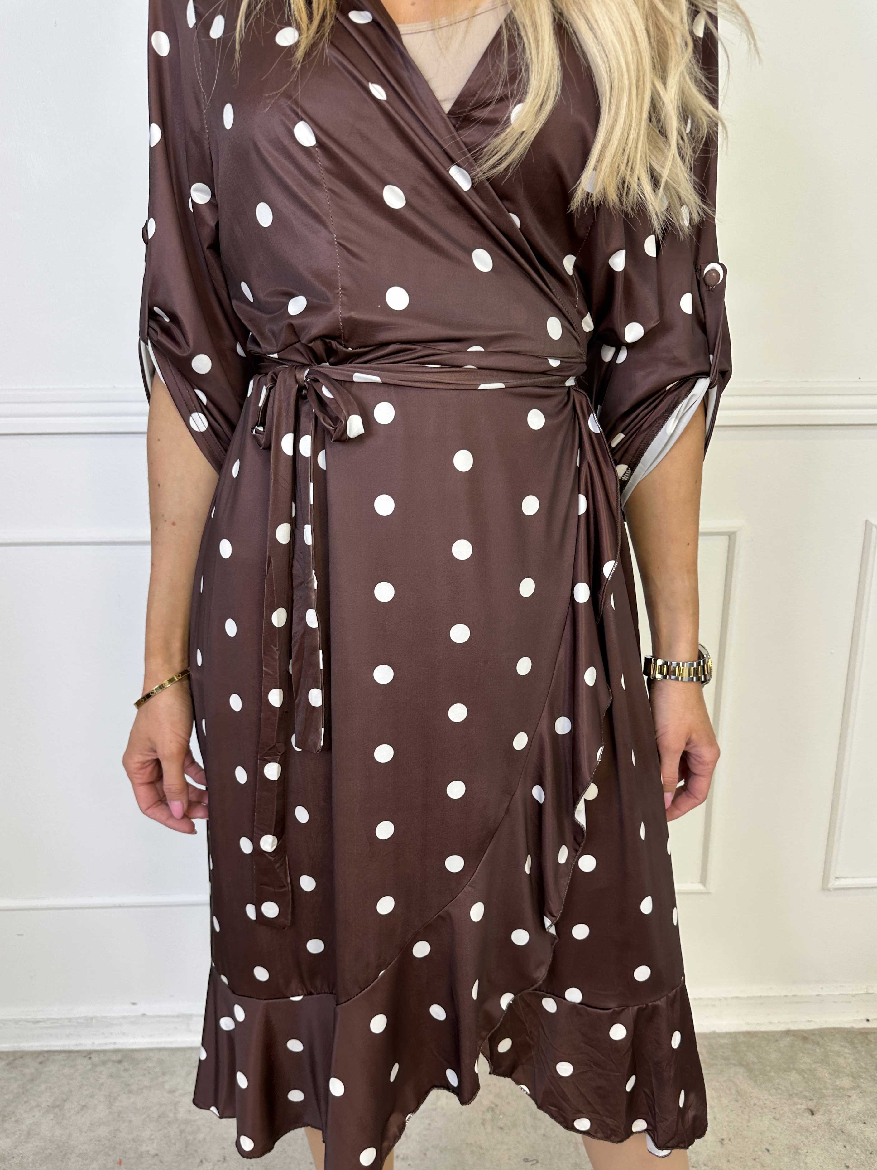 Savina Dot - Elastisk klänning i omlott-look med prickar och volangkant