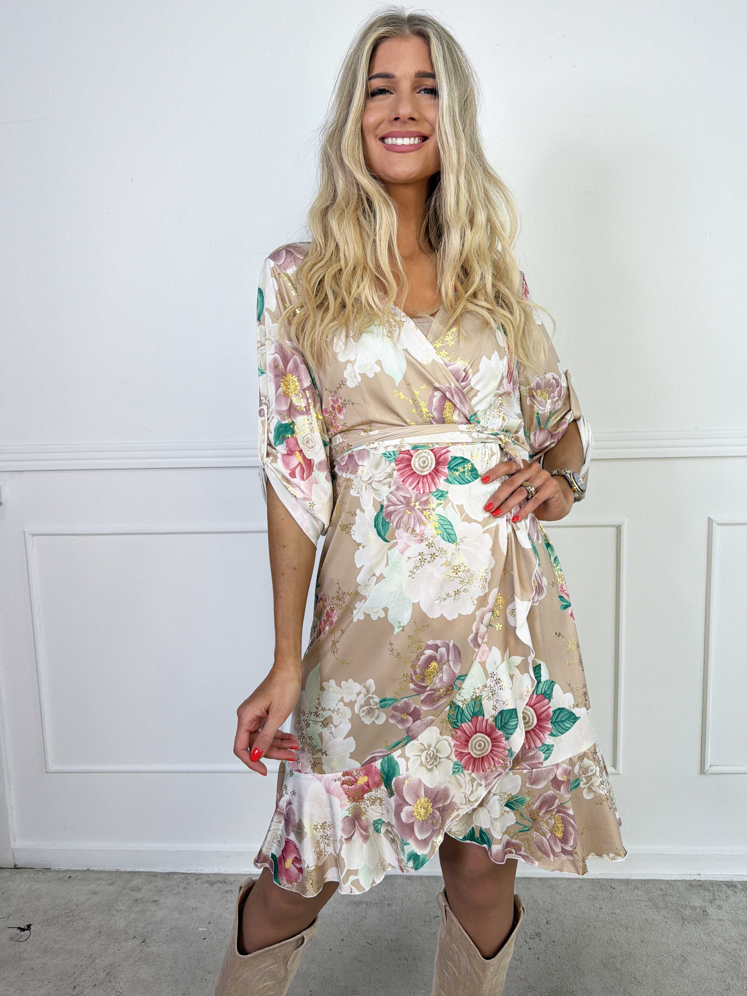 Savina Flower - Blomstret elastisk langærmet kjole i slå-om-look