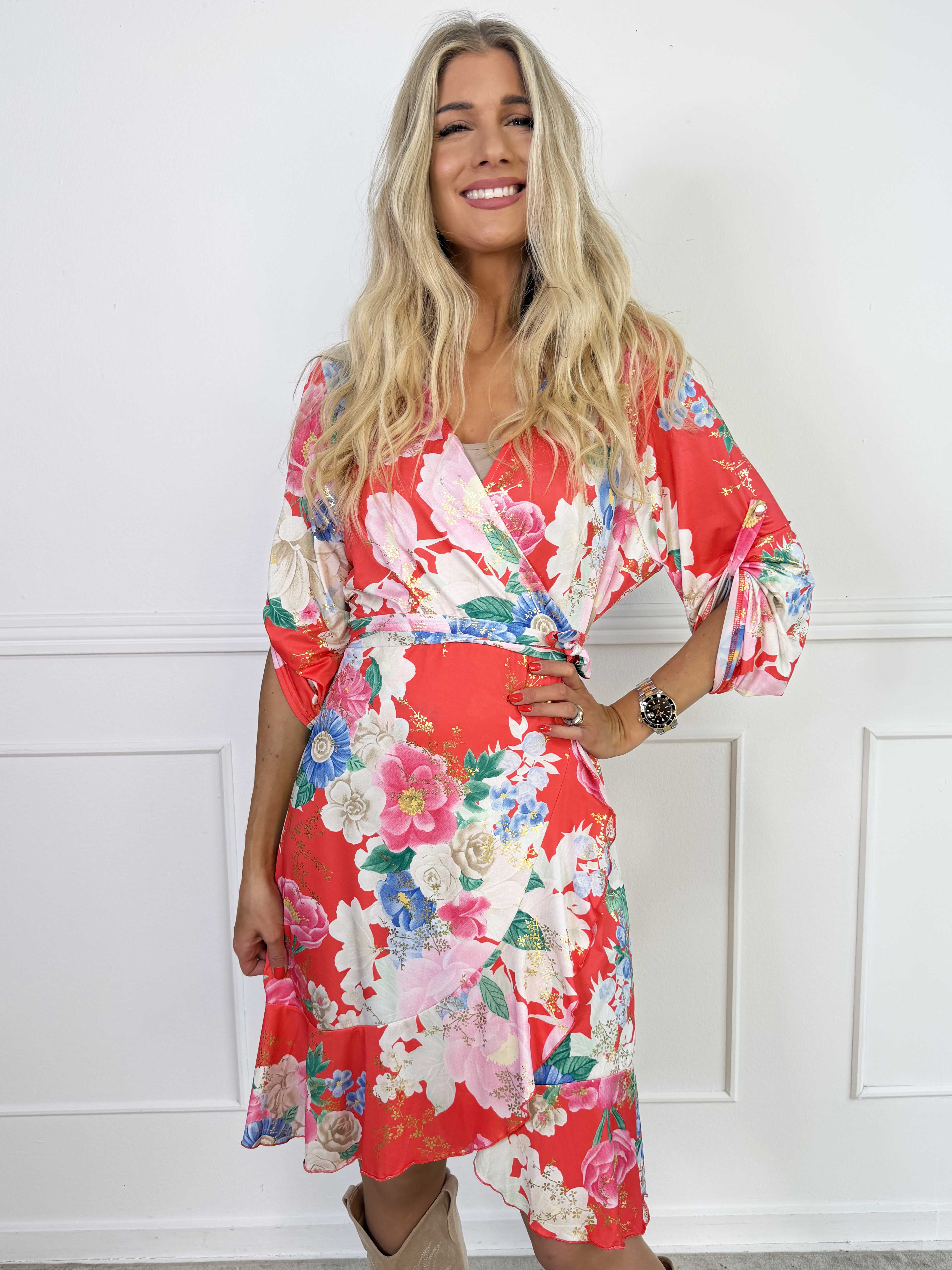 Savina Flower - Blomstret elastisk langærmet kjole i slå-om-look