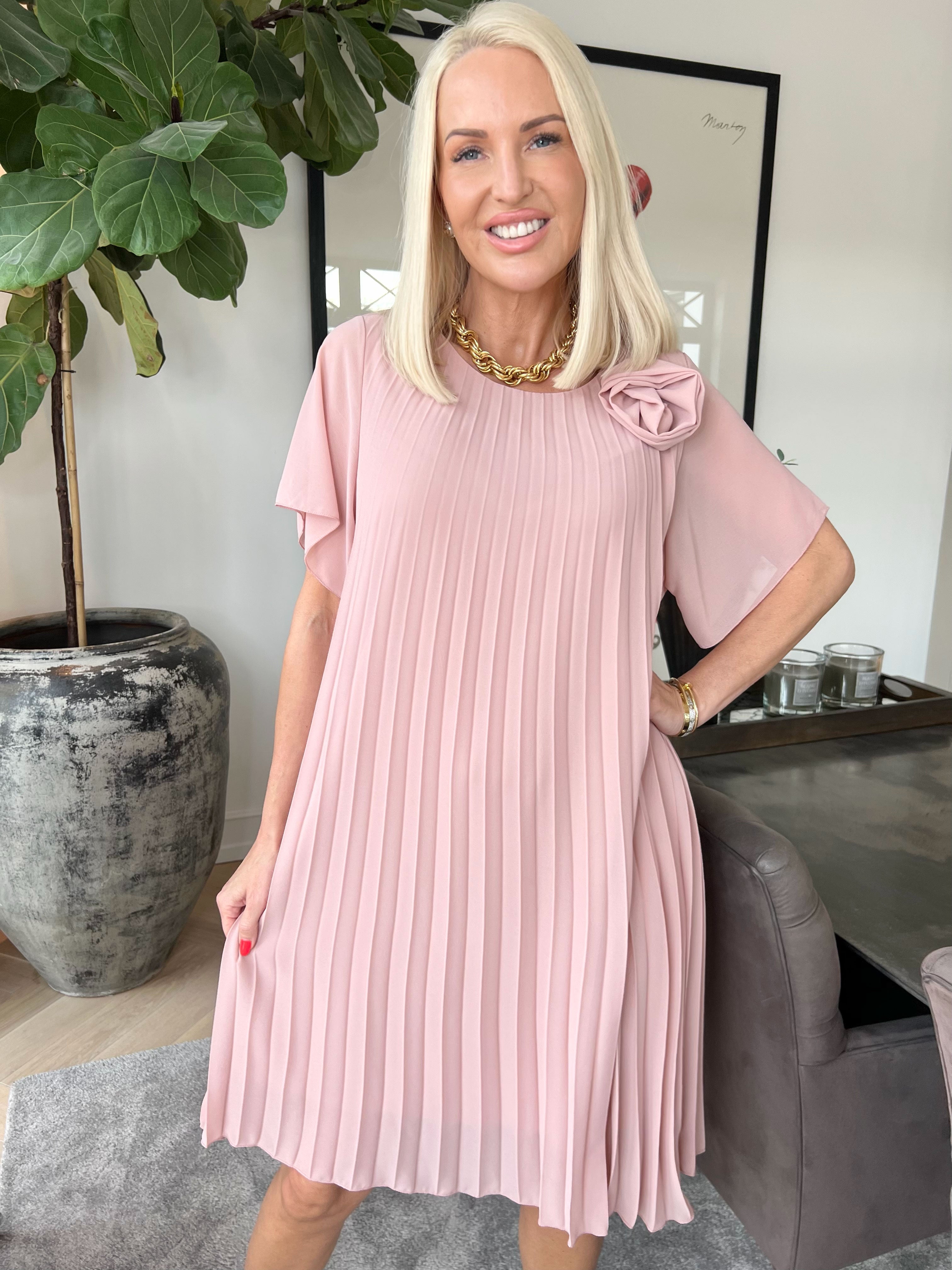 Scarlett - Kjole i plisseret chiffon med fin blomst ved skulderen