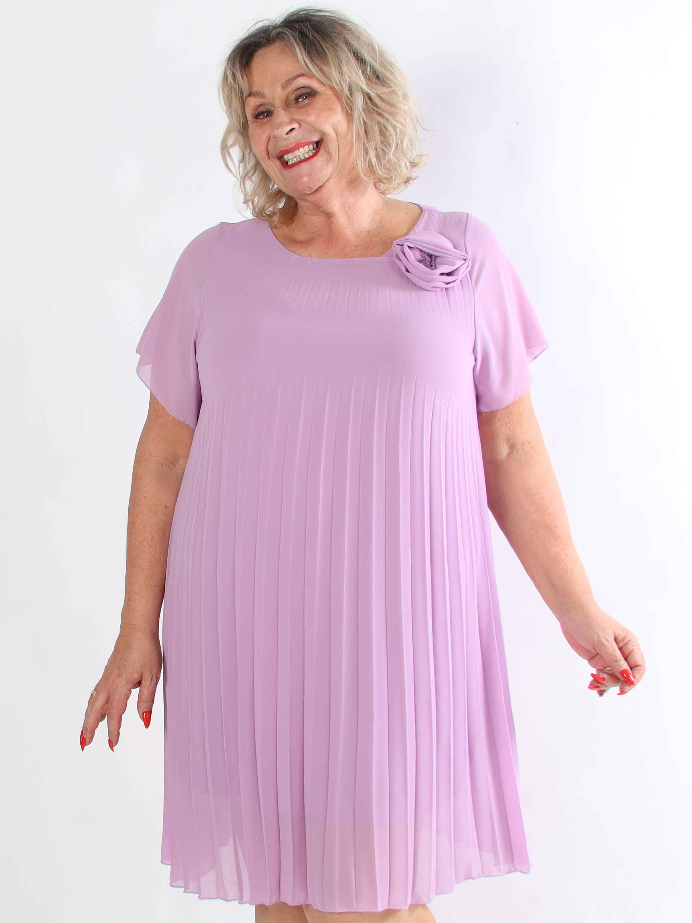 Scarlett - Plus size kjole i plisseret chiffon med fin blomst ved skulderen