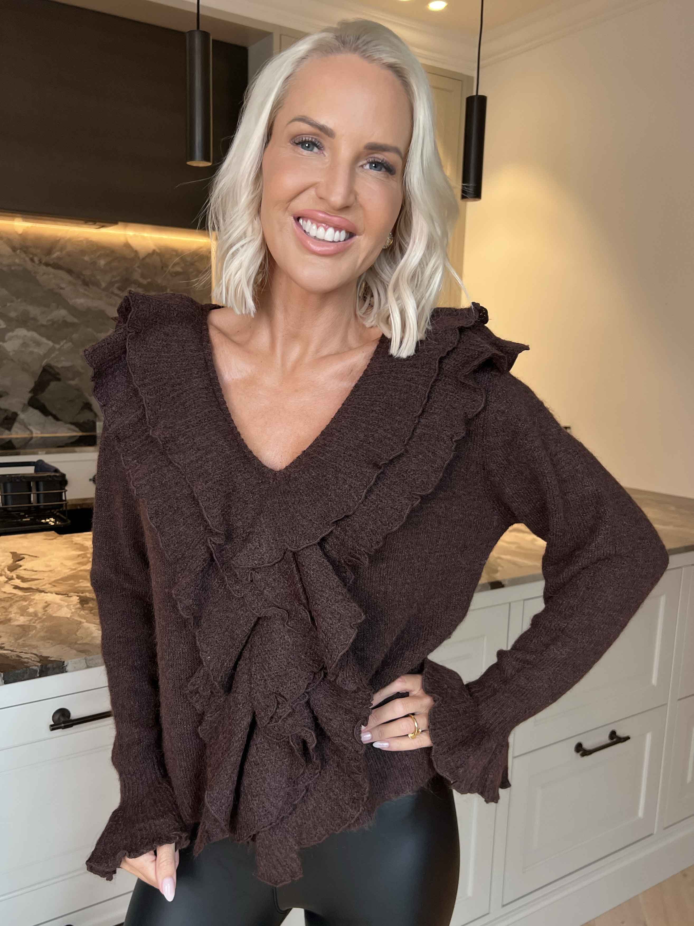 Serina - Feminin strikbluse med fine flæsedetaljer