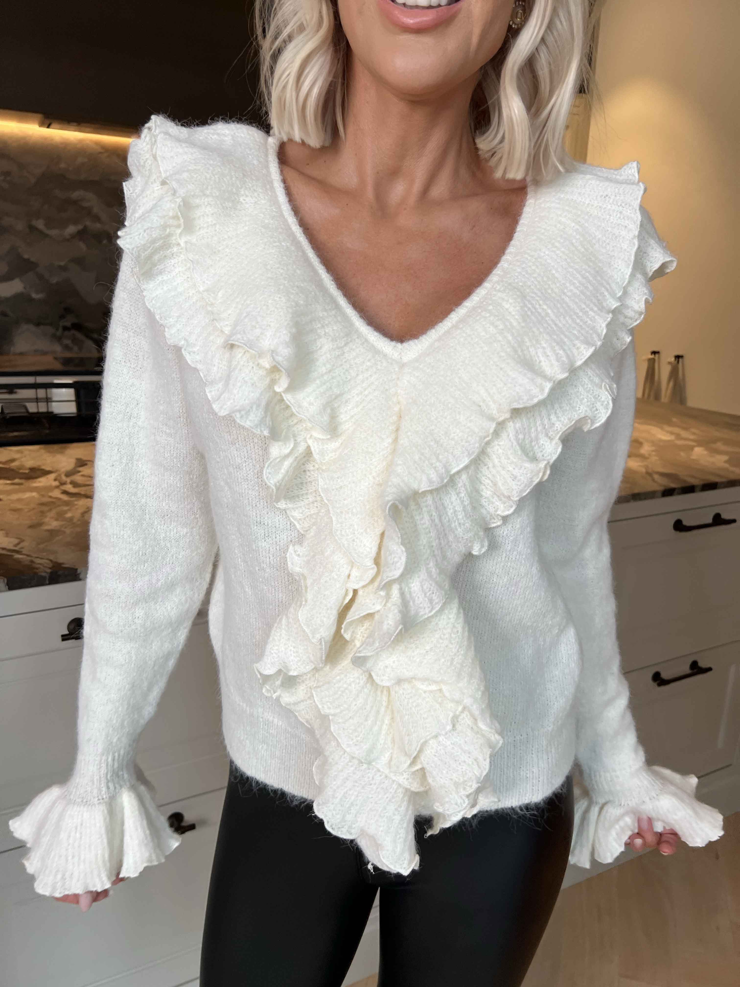 Serina - Feminin strikbluse med fine flæsedetaljer