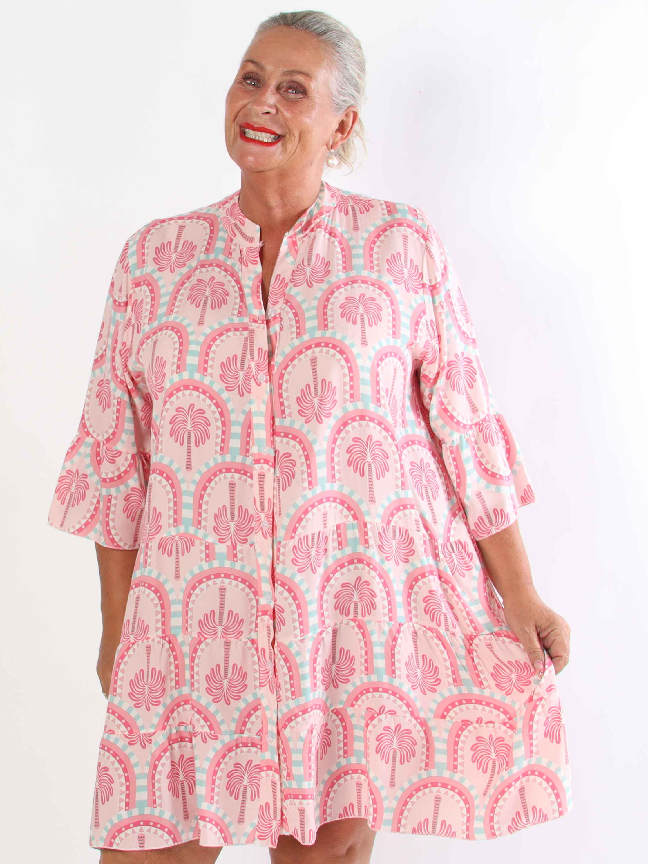 Severina - Plus size tunikakjole i viskose med palmemotiver og flæsekant forneden