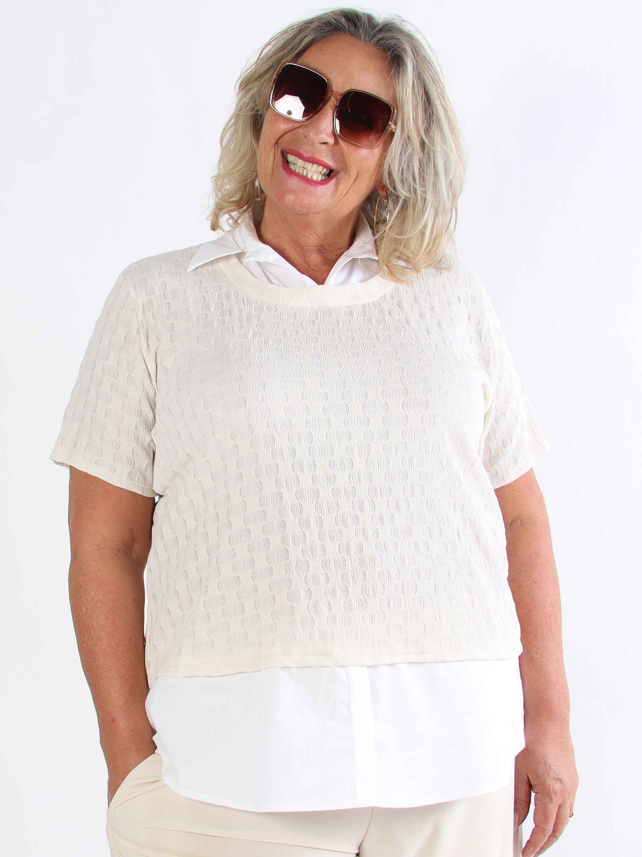 Shandel - Söt stretchig plus size-blus med skjortdetaljer