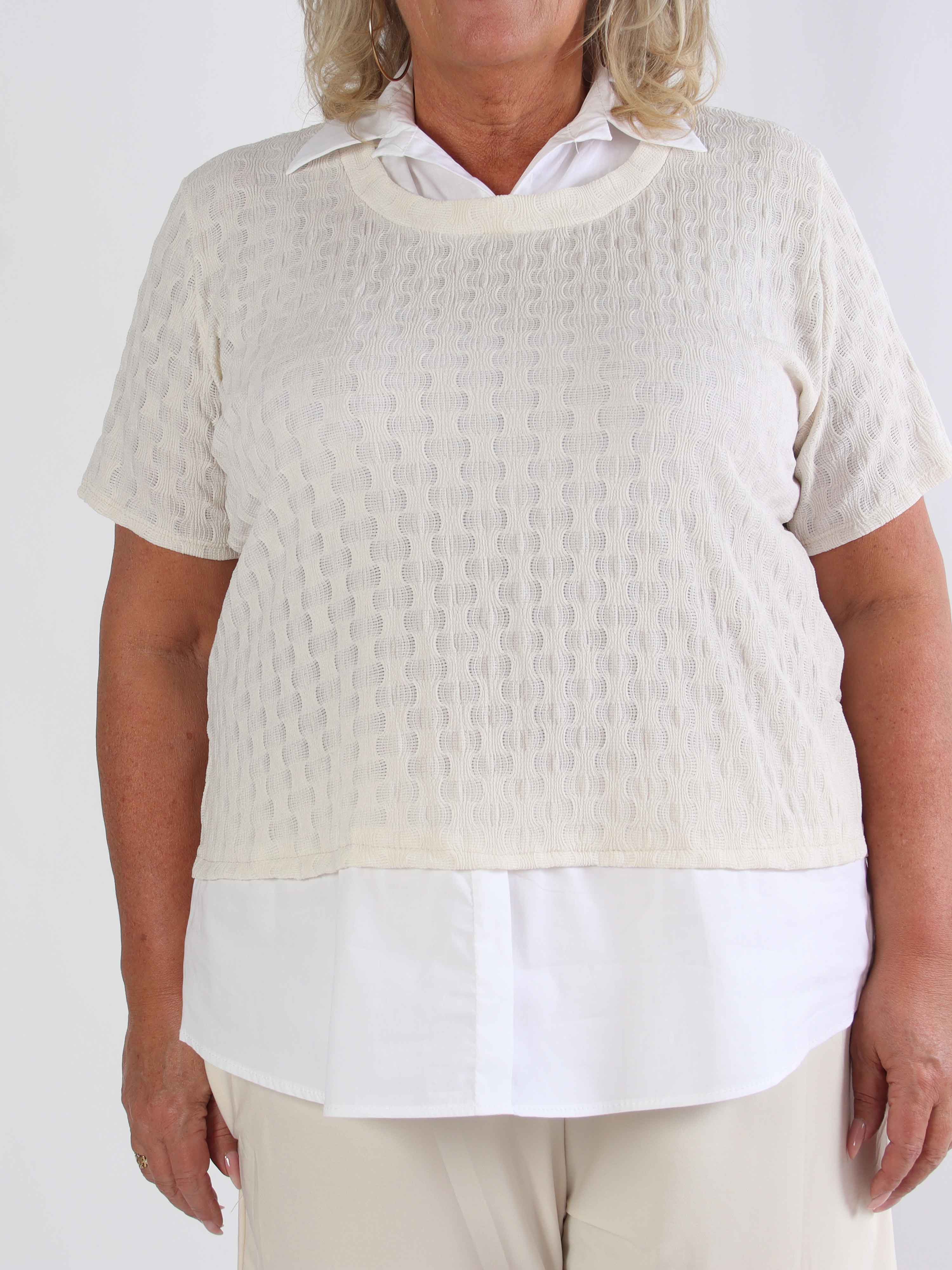 Shandel - Söt stretchig plus size-blus med skjortdetaljer