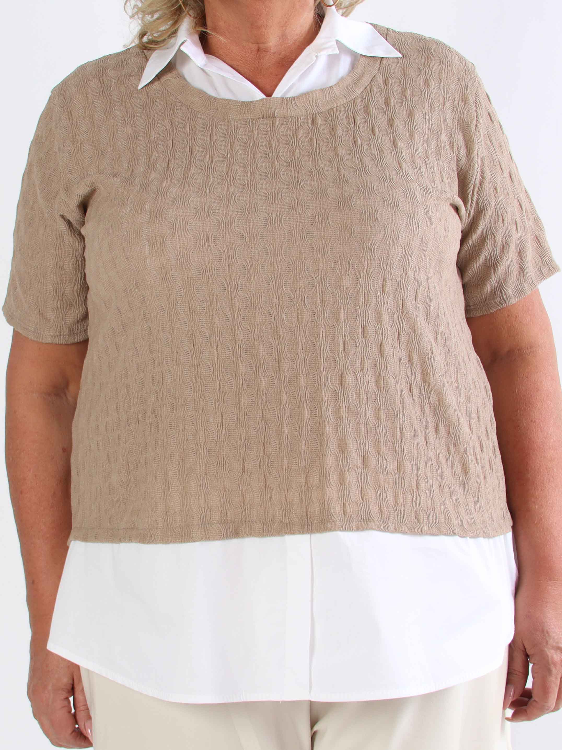 Shandel - Söt stretchig plus size-blus med skjortdetaljer