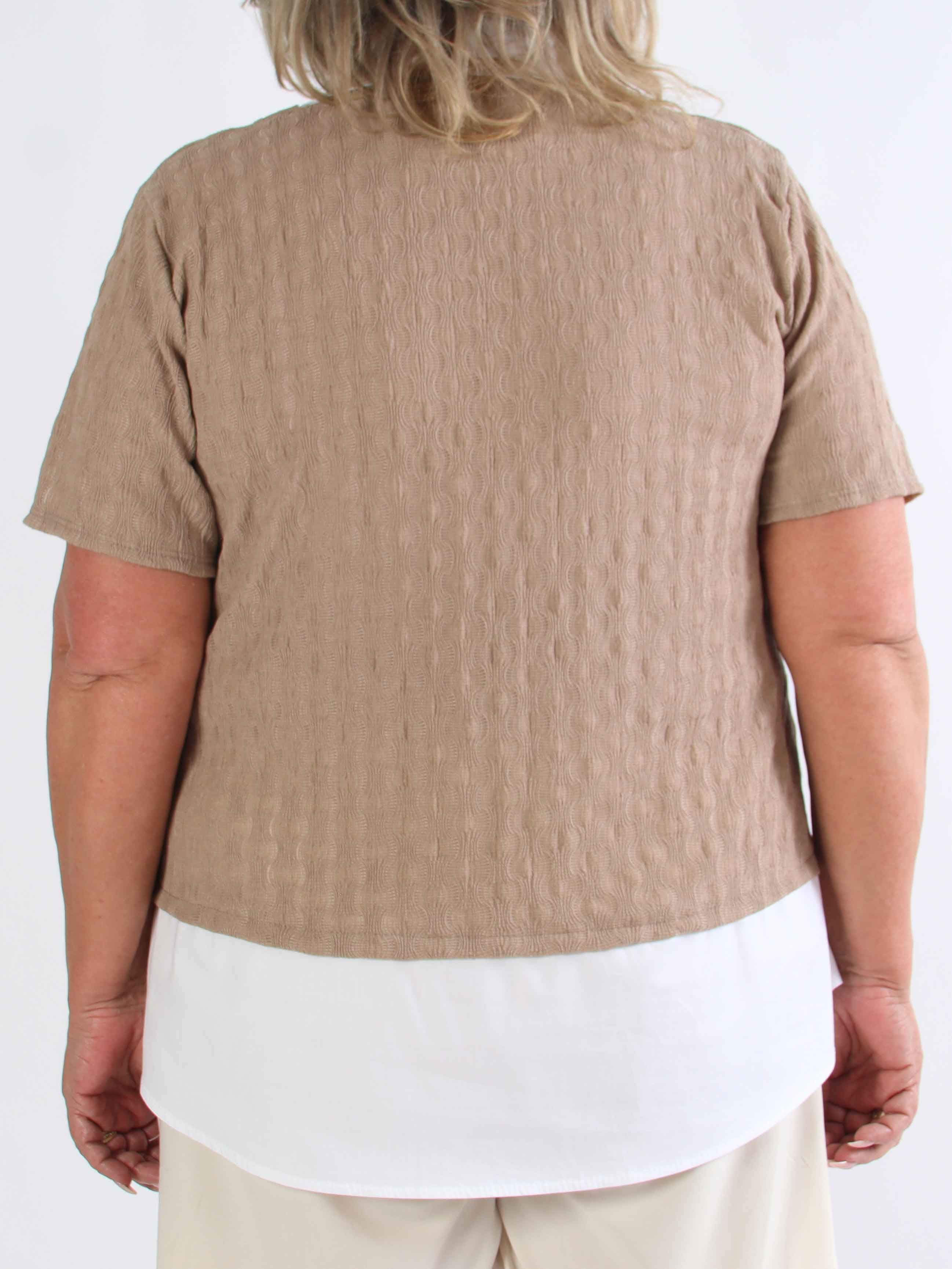 Shandel - Söt stretchig plus size-blus med skjortdetaljer