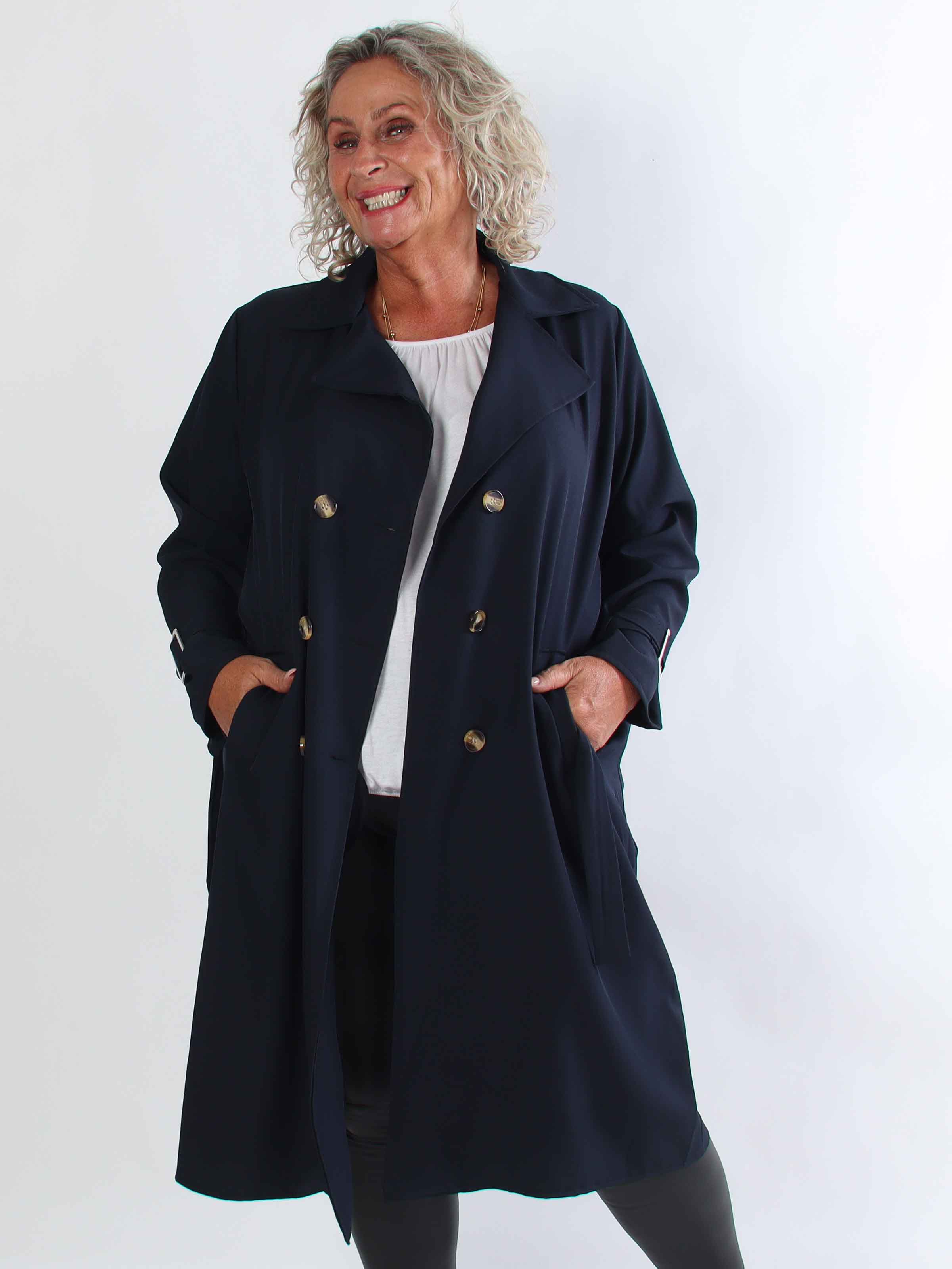 Sharpay 2.0 – Lätt plus size trenchcoat med knytskärp