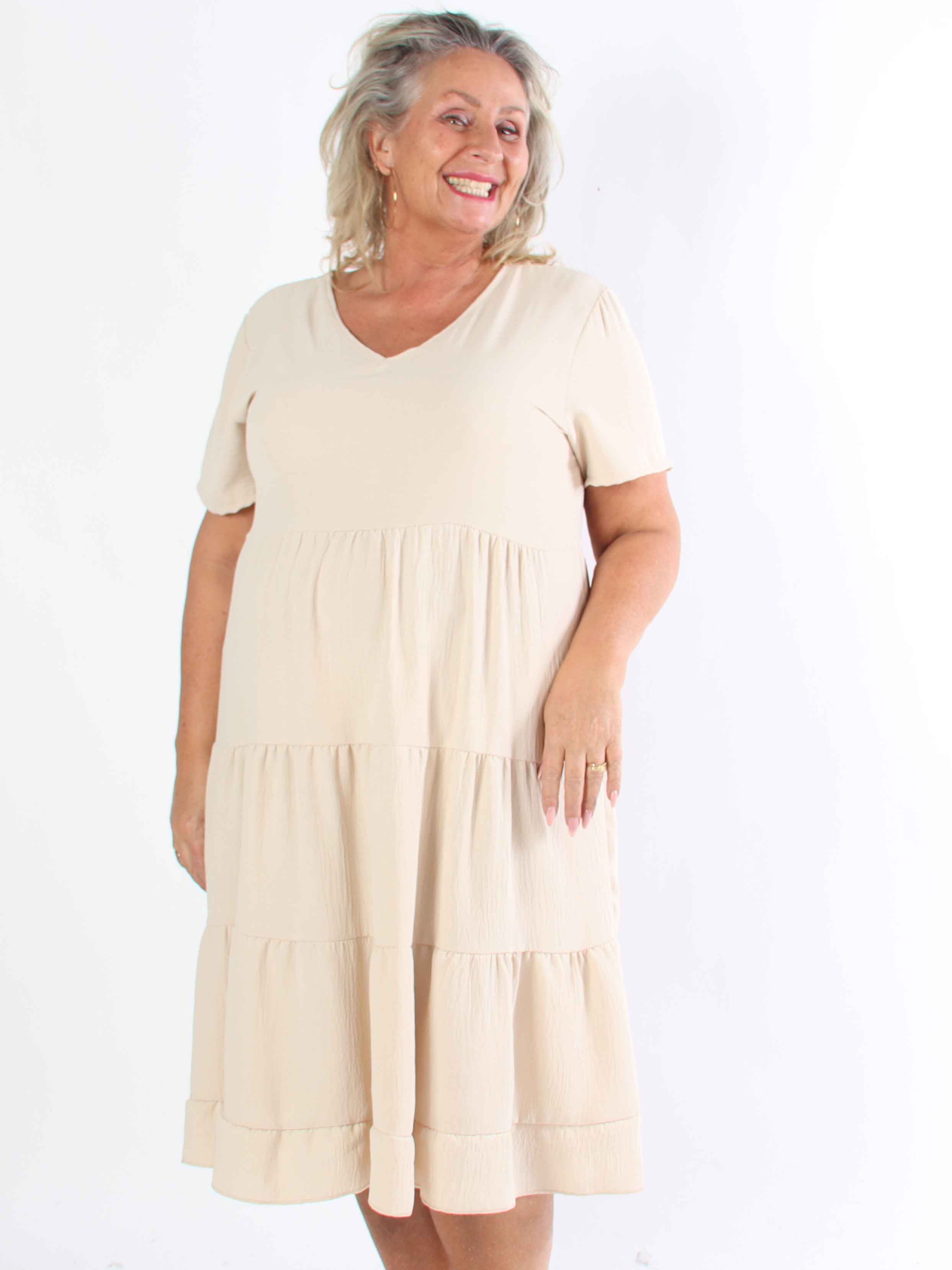 Shayna - Plus size-klänning i viskos med broderade detaljer på ryggen