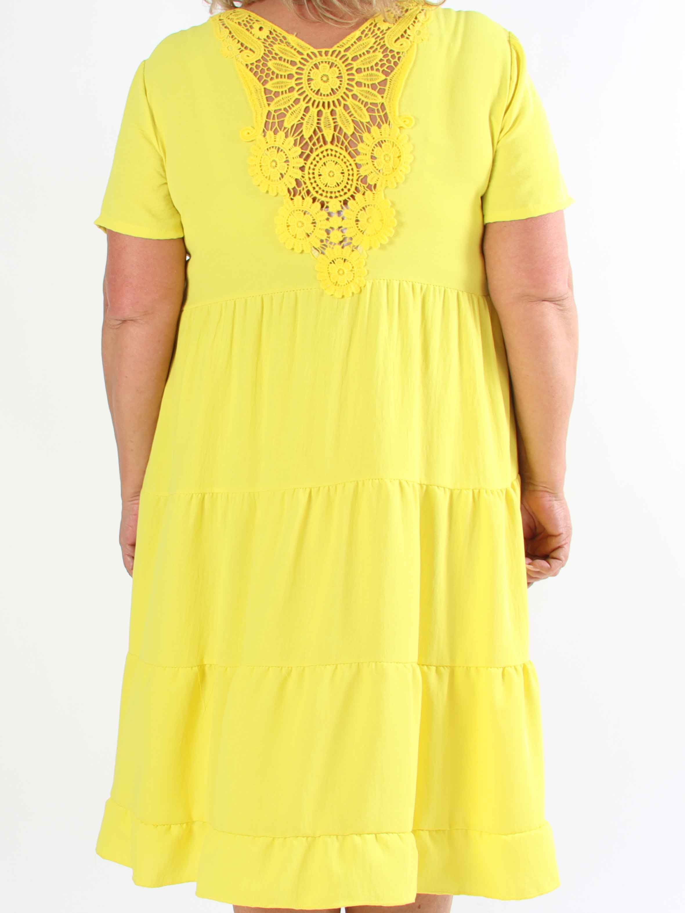 Shayna - Plus size-klänning i viskos med broderade detaljer på ryggen
