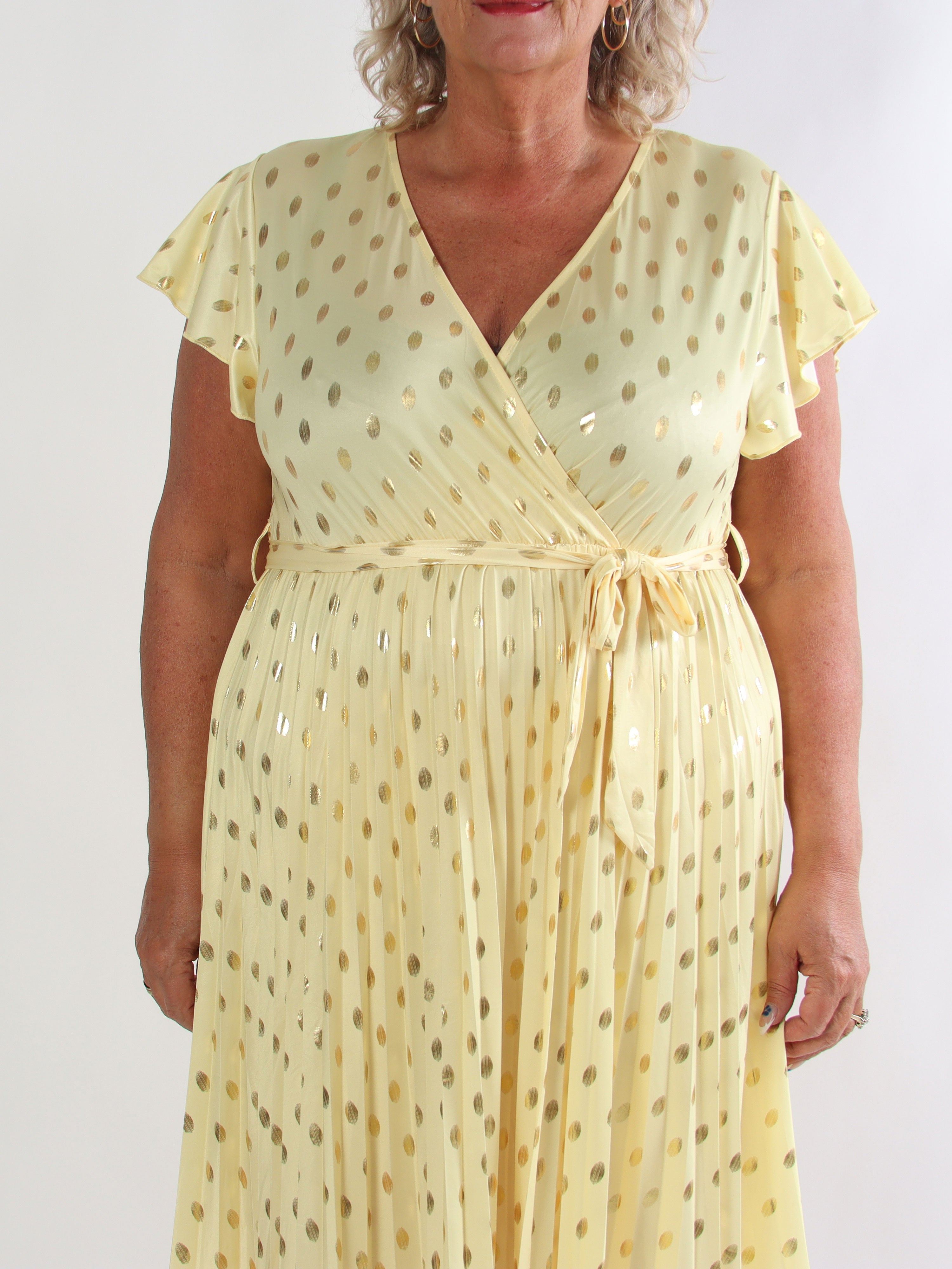 Silvija Dot Short - Elastisk plus size kjole med plisseret skørt og guld dutter