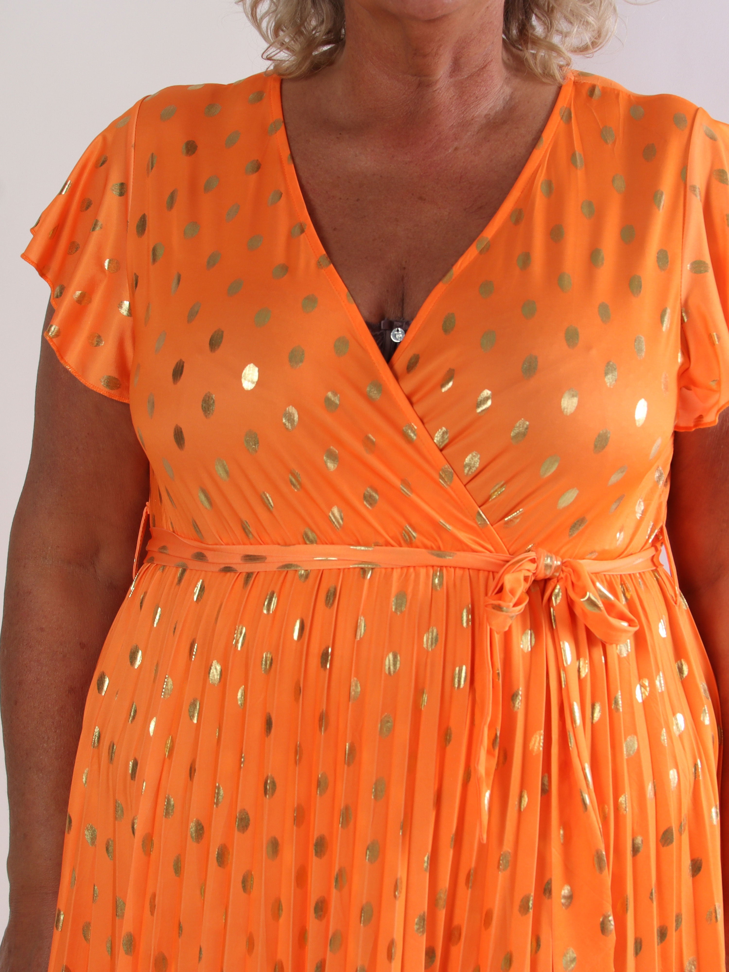 Silvija Dot Short - Elastisk plus size kjole med plisseret skørt og guld dutter