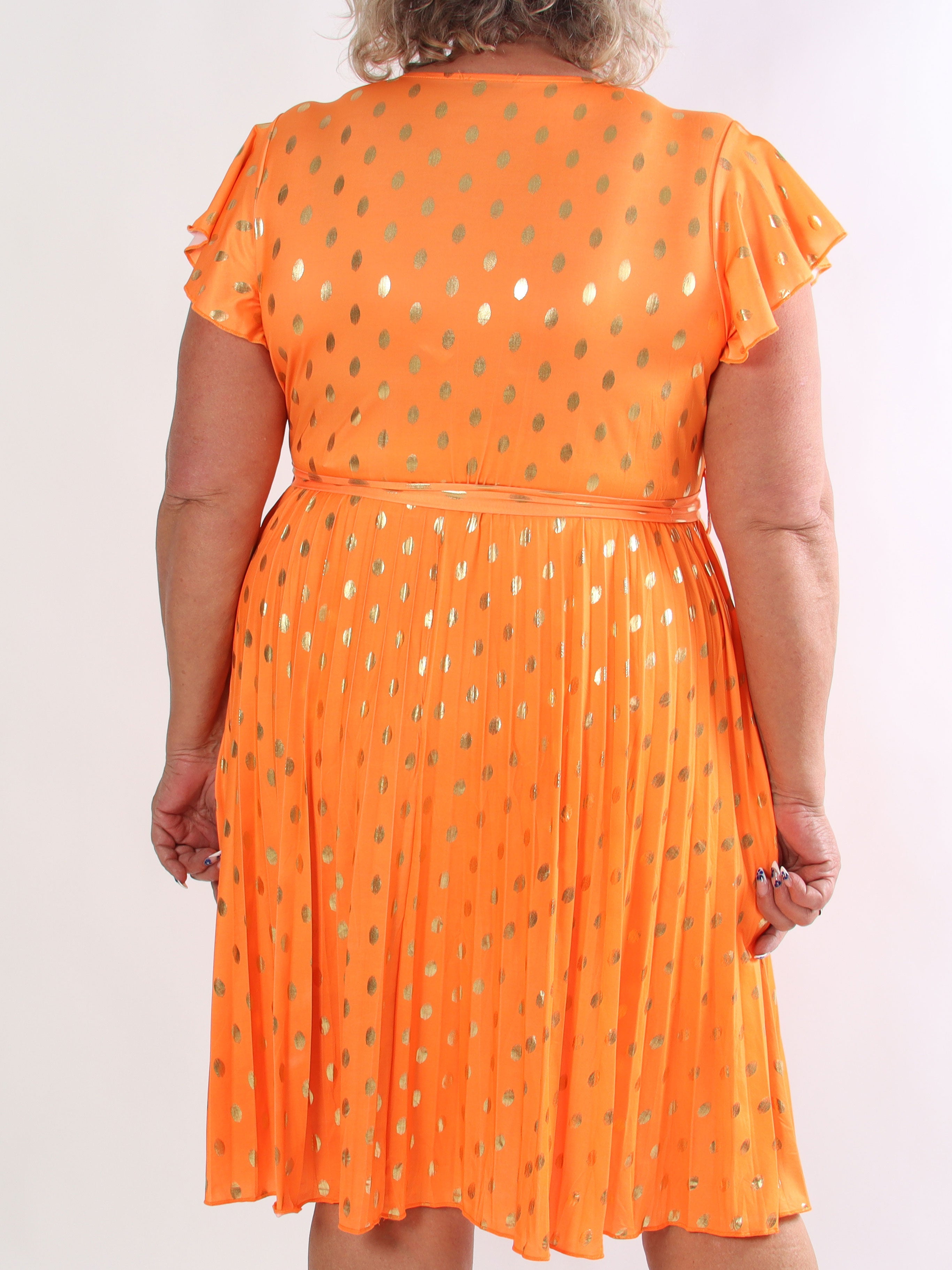 Silvija Dot Short - Elastisk plus size kjole med plisseret skørt og guld dutter