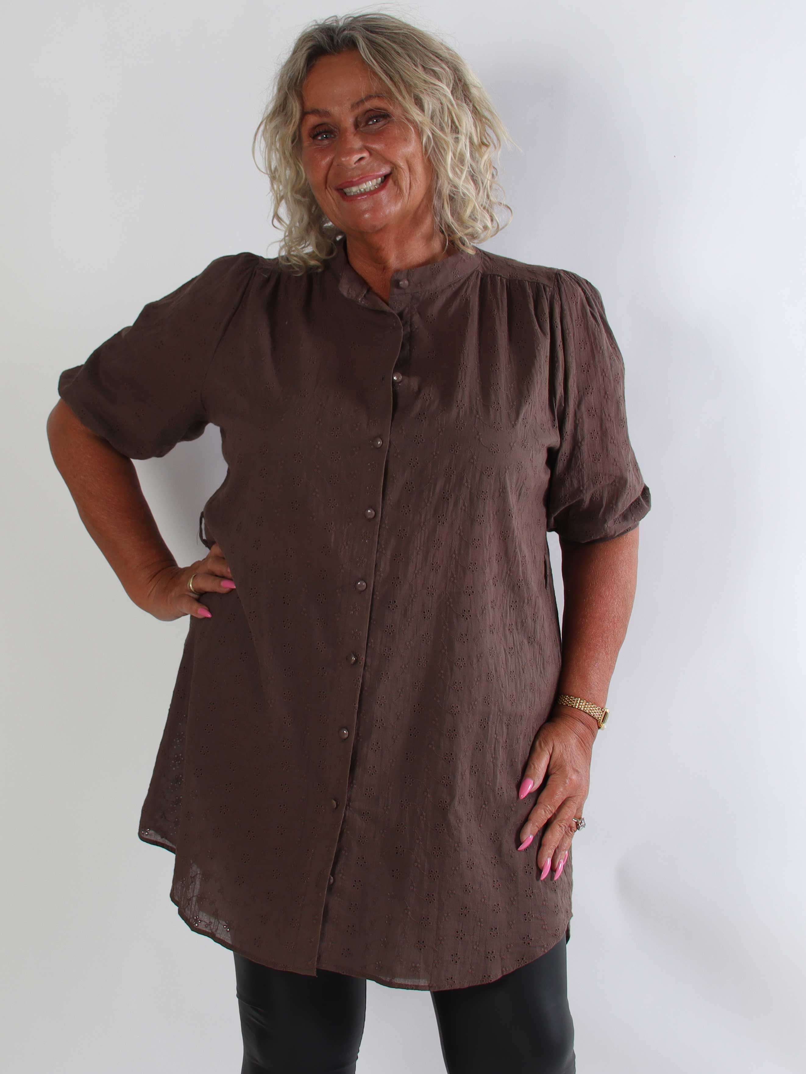 Soffie - Plus size tunikakjole i viskose med smukke broderie anglaise-detaljer