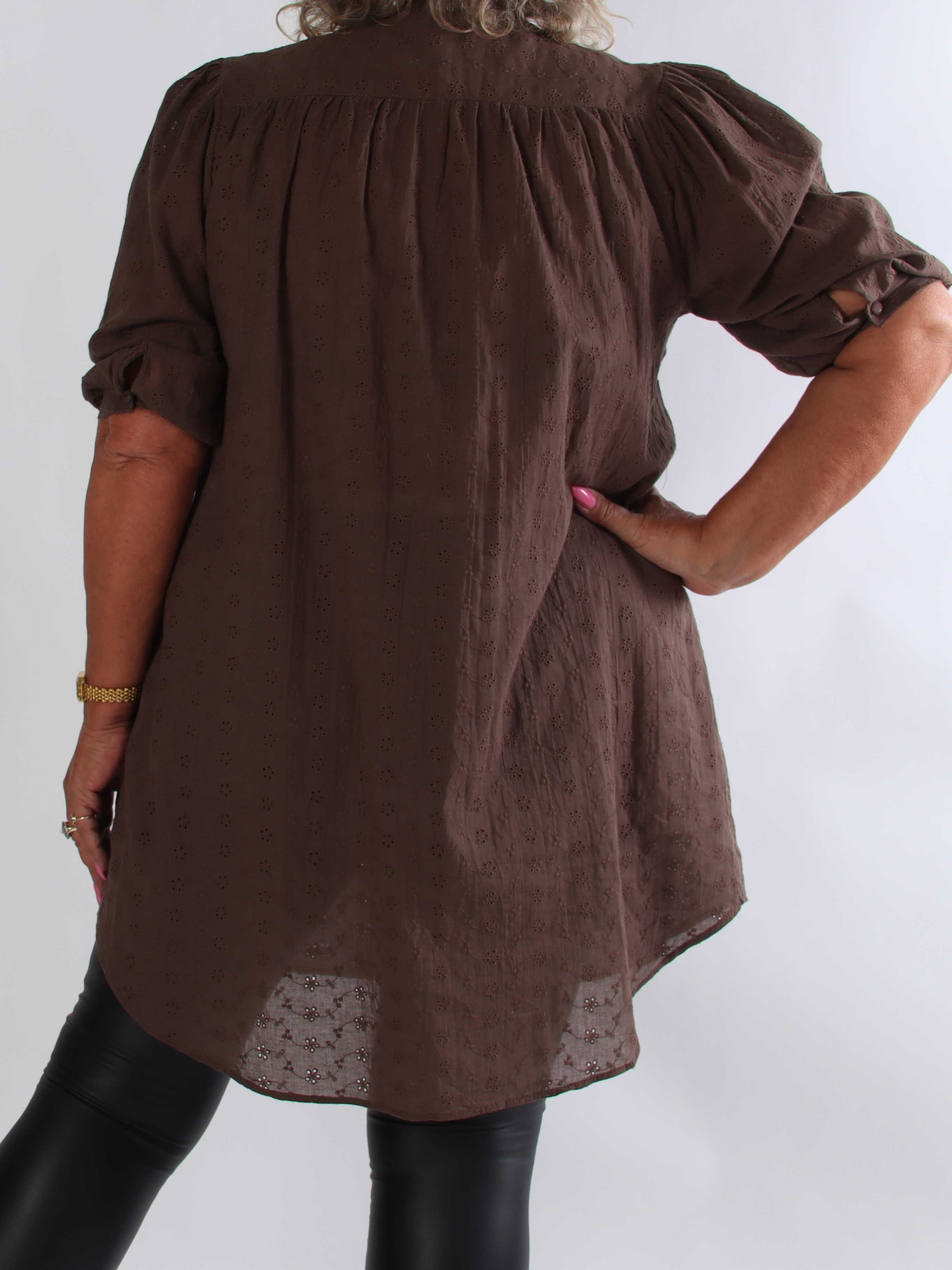 Soffie - Plus size tunikakjole i viskose med smukke broderie anglaise-detaljer