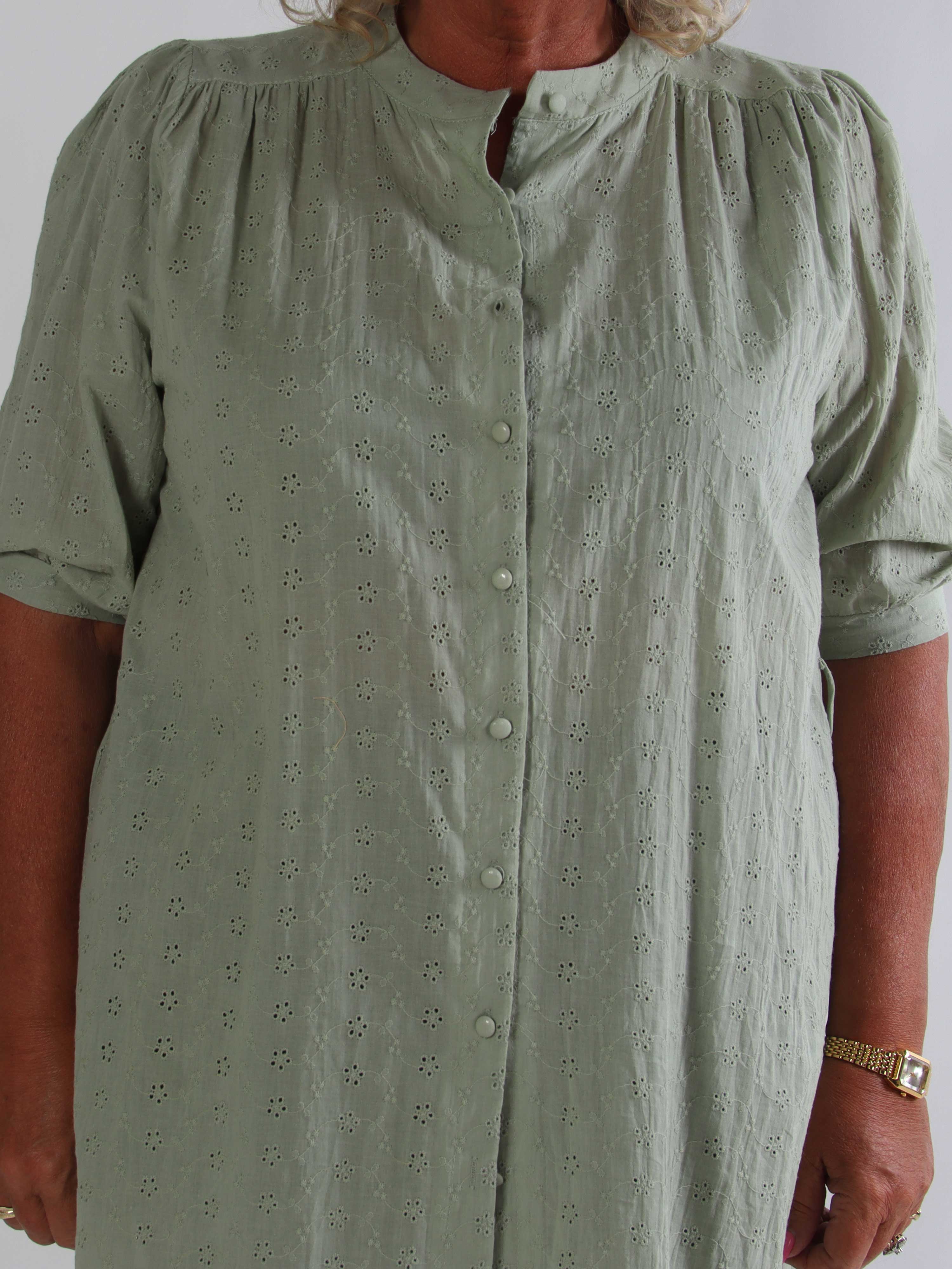 Soffie - Plus size tunikakjole i viskose med smukke broderie anglaise-detaljer