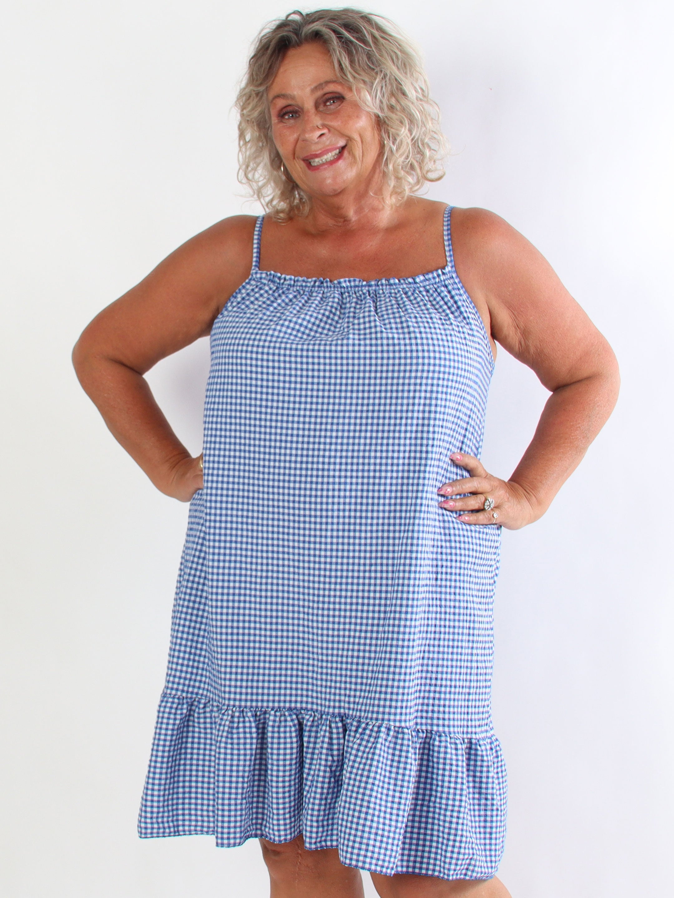Solero Check - Plus size klänning med axelband i lätt bäckebölja med klassiska rutor