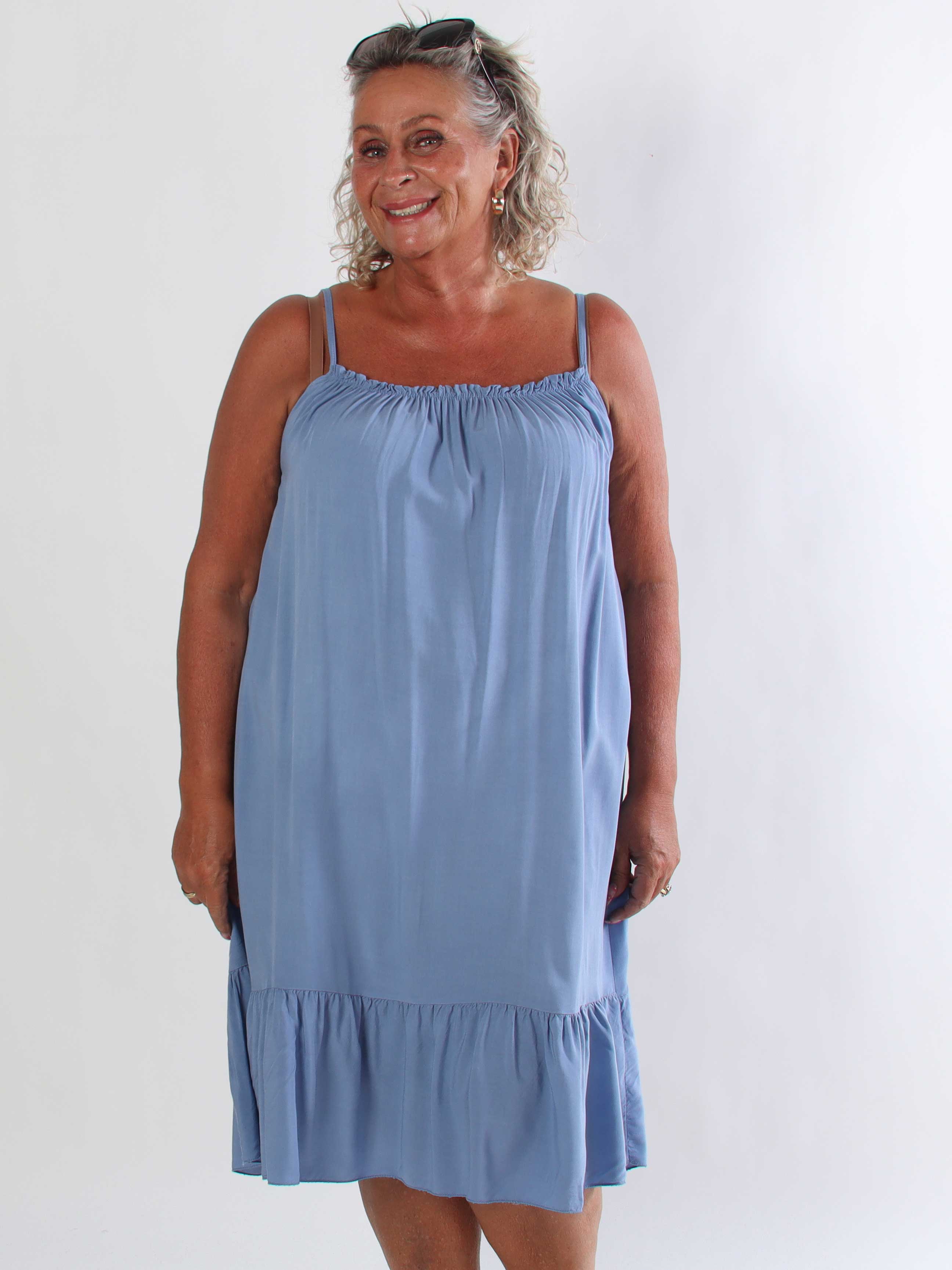 Solero Plain - Feminin plus size stropkjole i åndbar bomuld