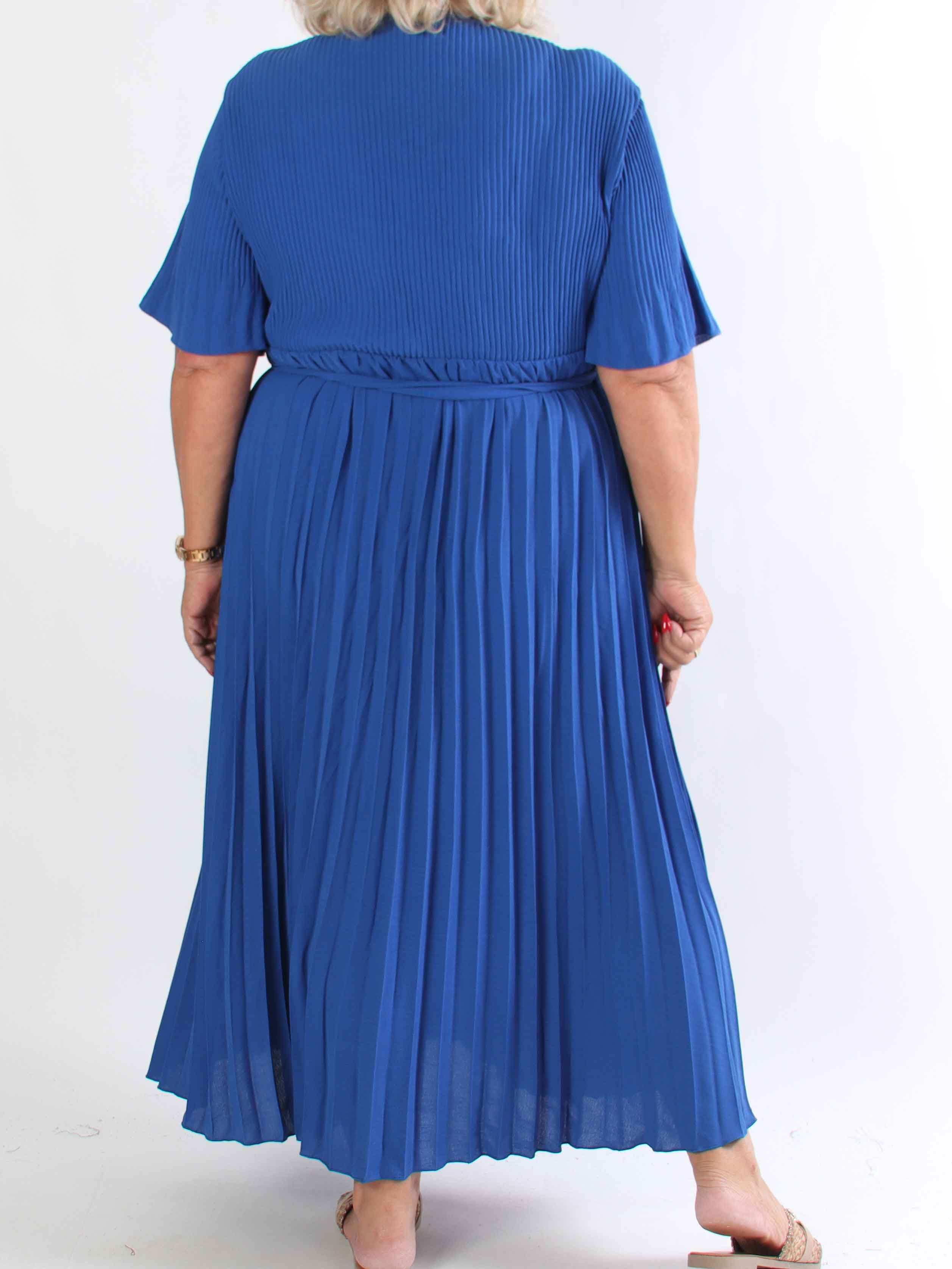 Solveig - Lång plisserad plus size klänning i viskos med band i midjan