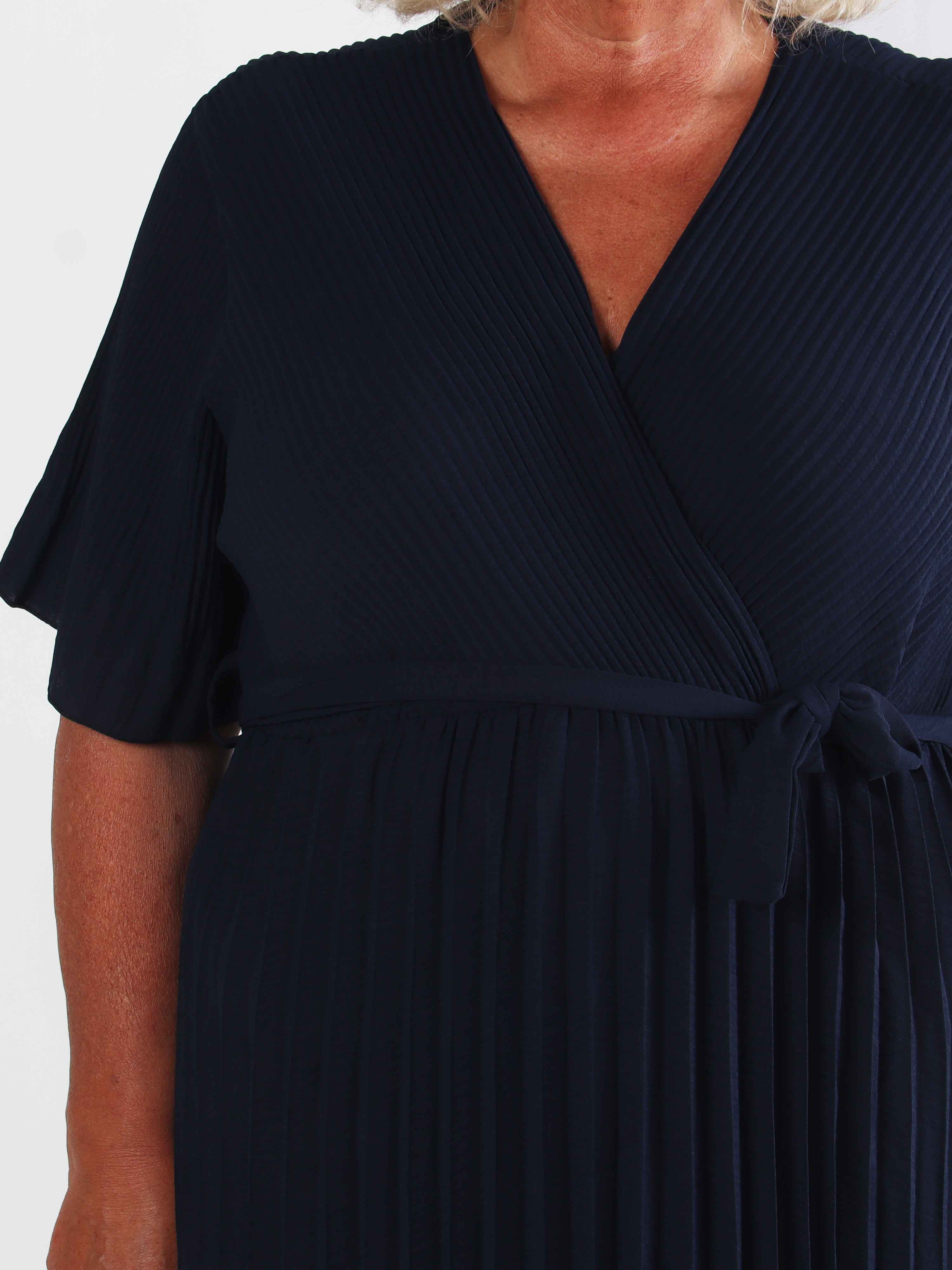 Solveig - Lång plisserad plus size klänning i viskos med band i midjan