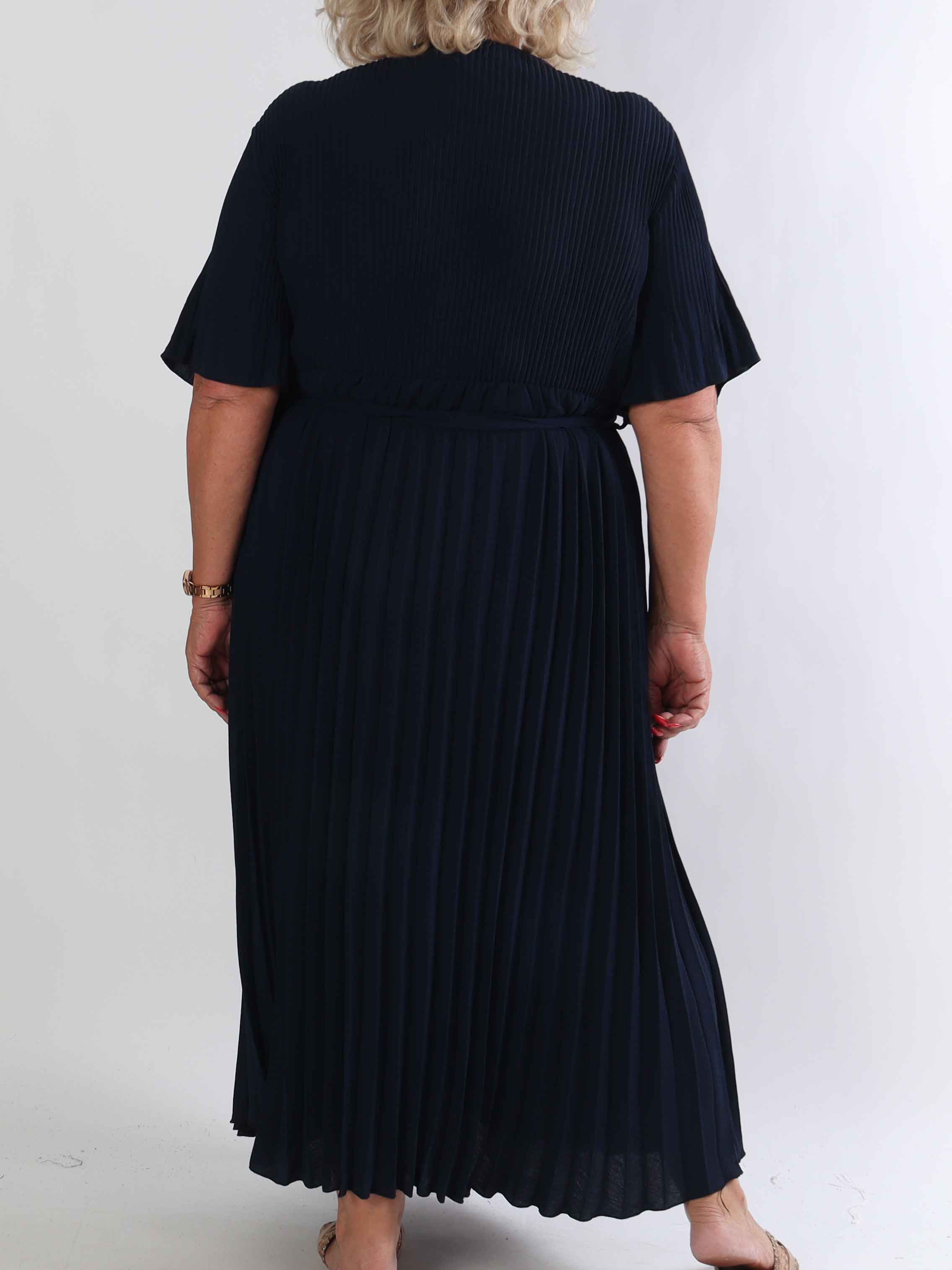 Solveig - Lång plisserad plus size klänning i viskos med band i midjan