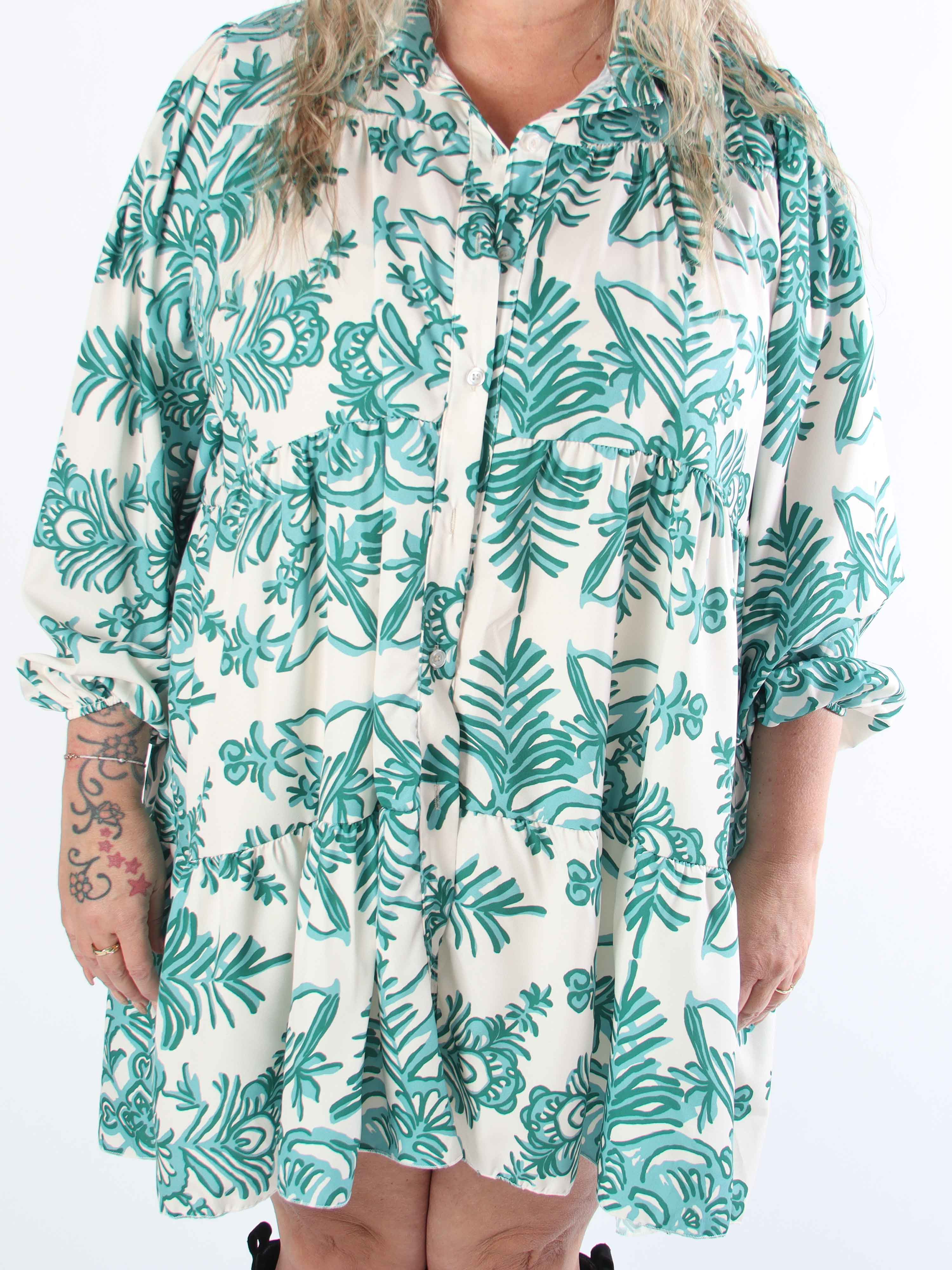 Sophie - Mönstrad plus size-skjortklänning i viskosblandning med volangkant