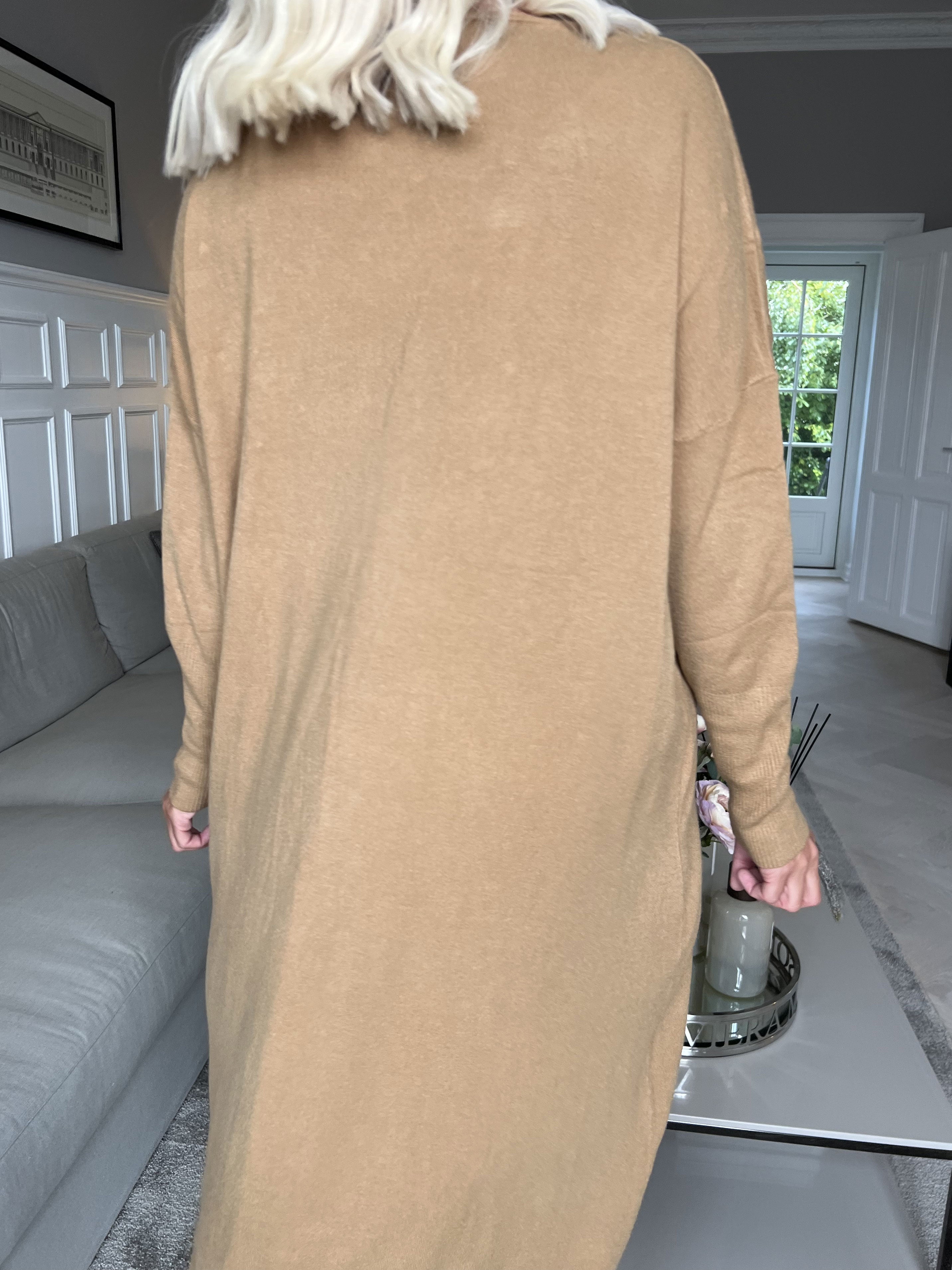 Stefania - Bekväm stickad klänning utsmyckad med pärlor