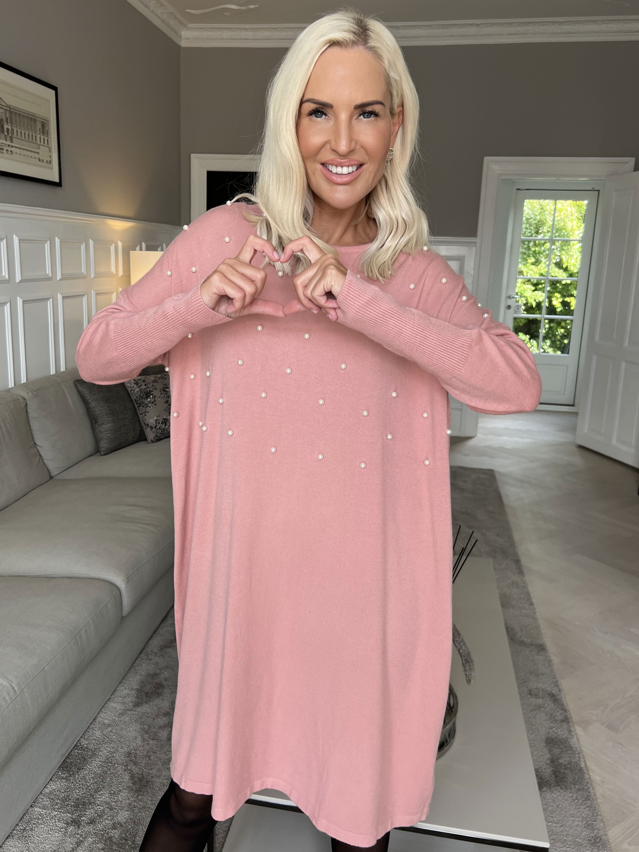 Stefania - Bekväm stickad klänning utsmyckad med pärlor