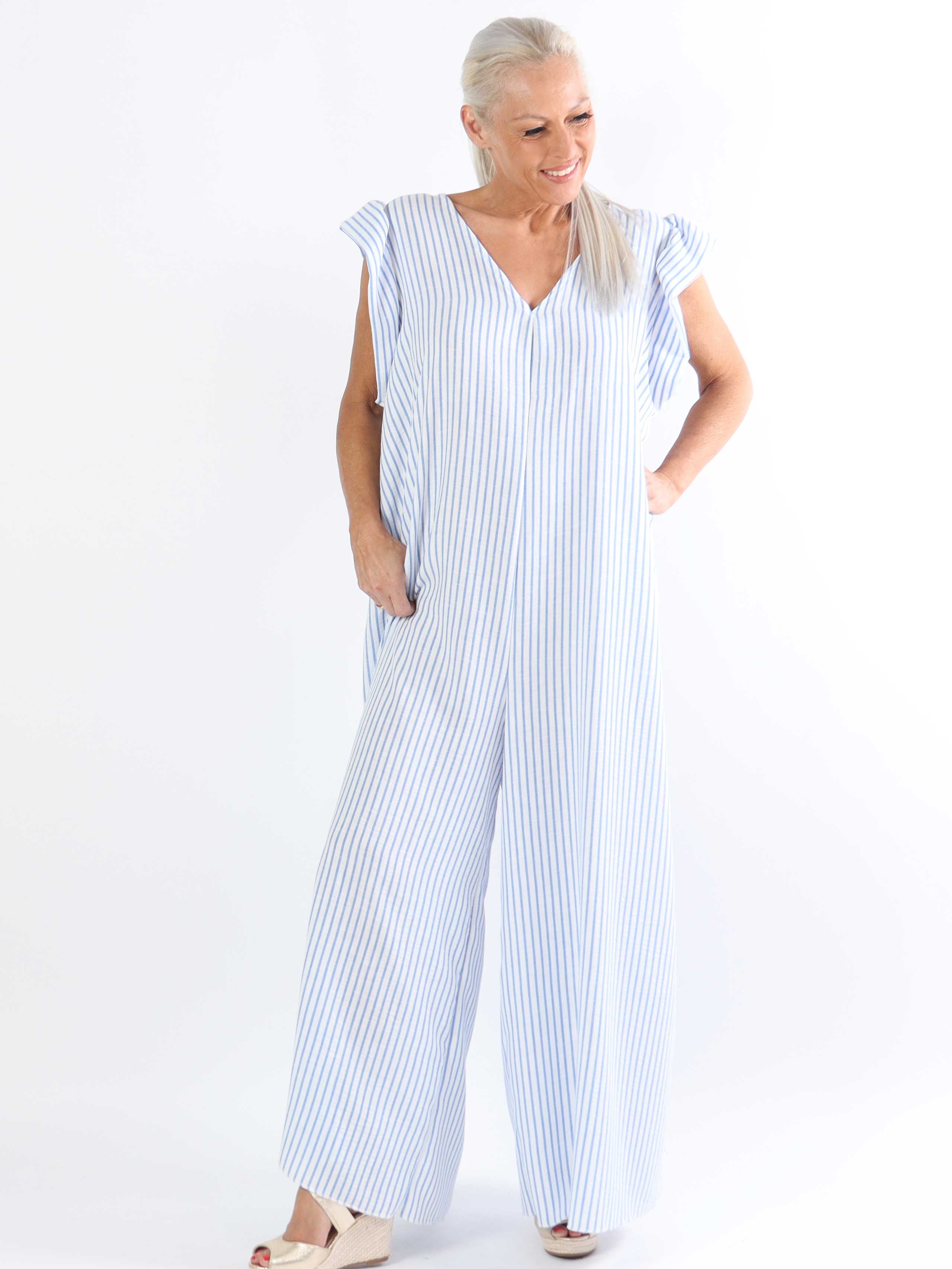 Steffy - Söt randig jumpsuit i plusstorlek med volangärmar