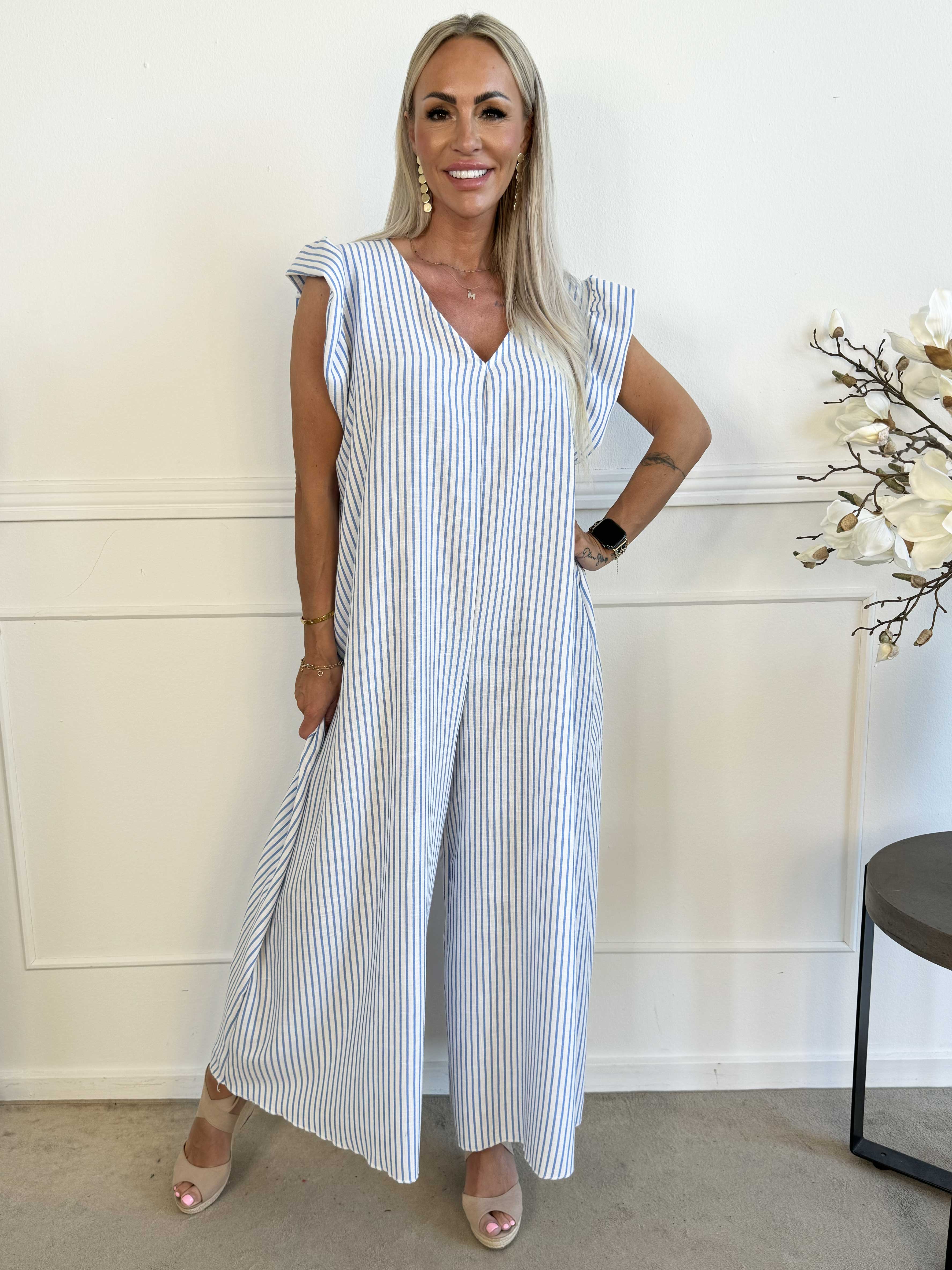 Steffy - Söt randig jumpsuit med volangärmar