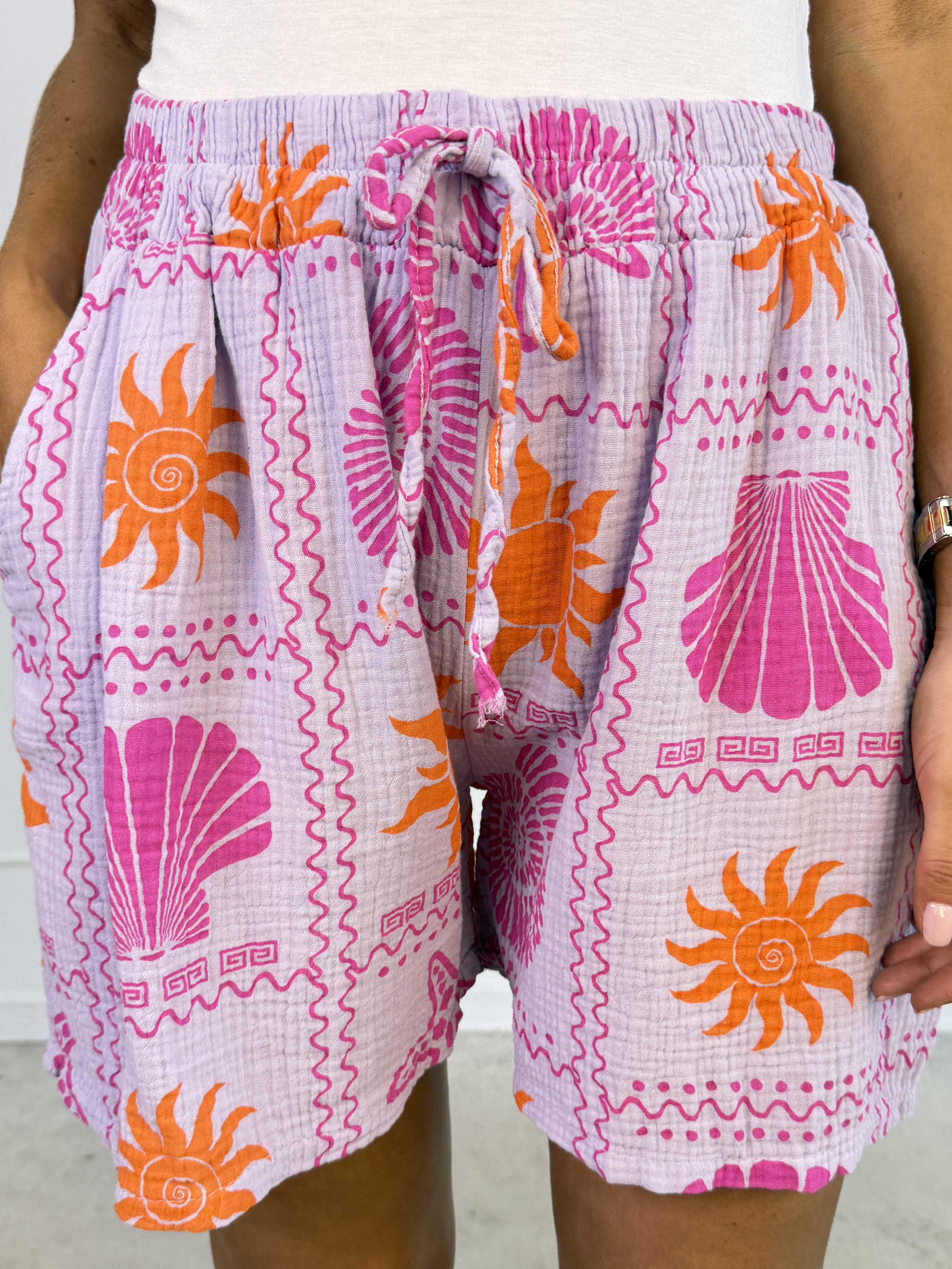 Stevie Summer - Bløde shorts i bomulds musselin-stof med sommermotiver