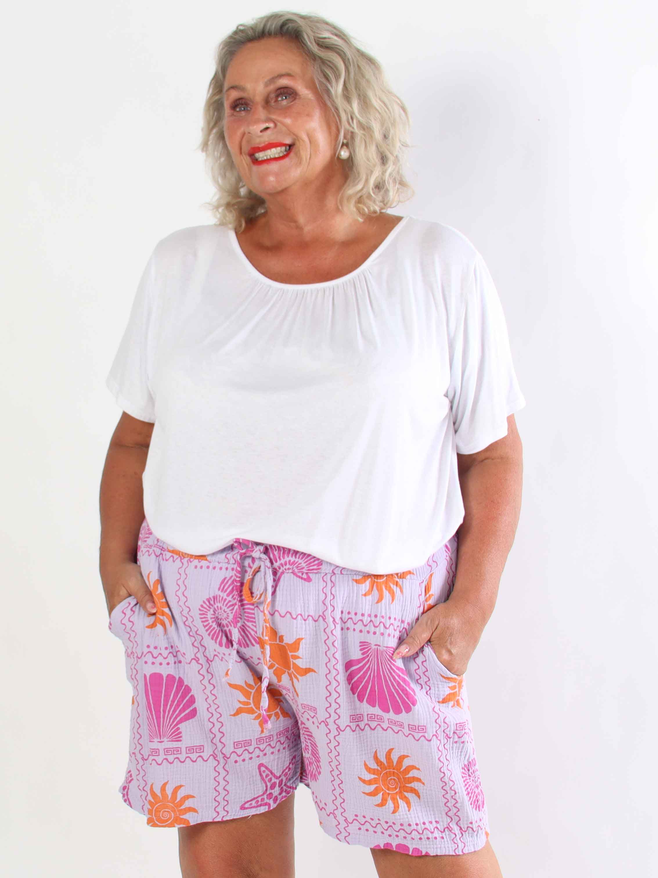 Stevie Summer - Plus size shorts i bomulds musselin-stof med sommermotiver