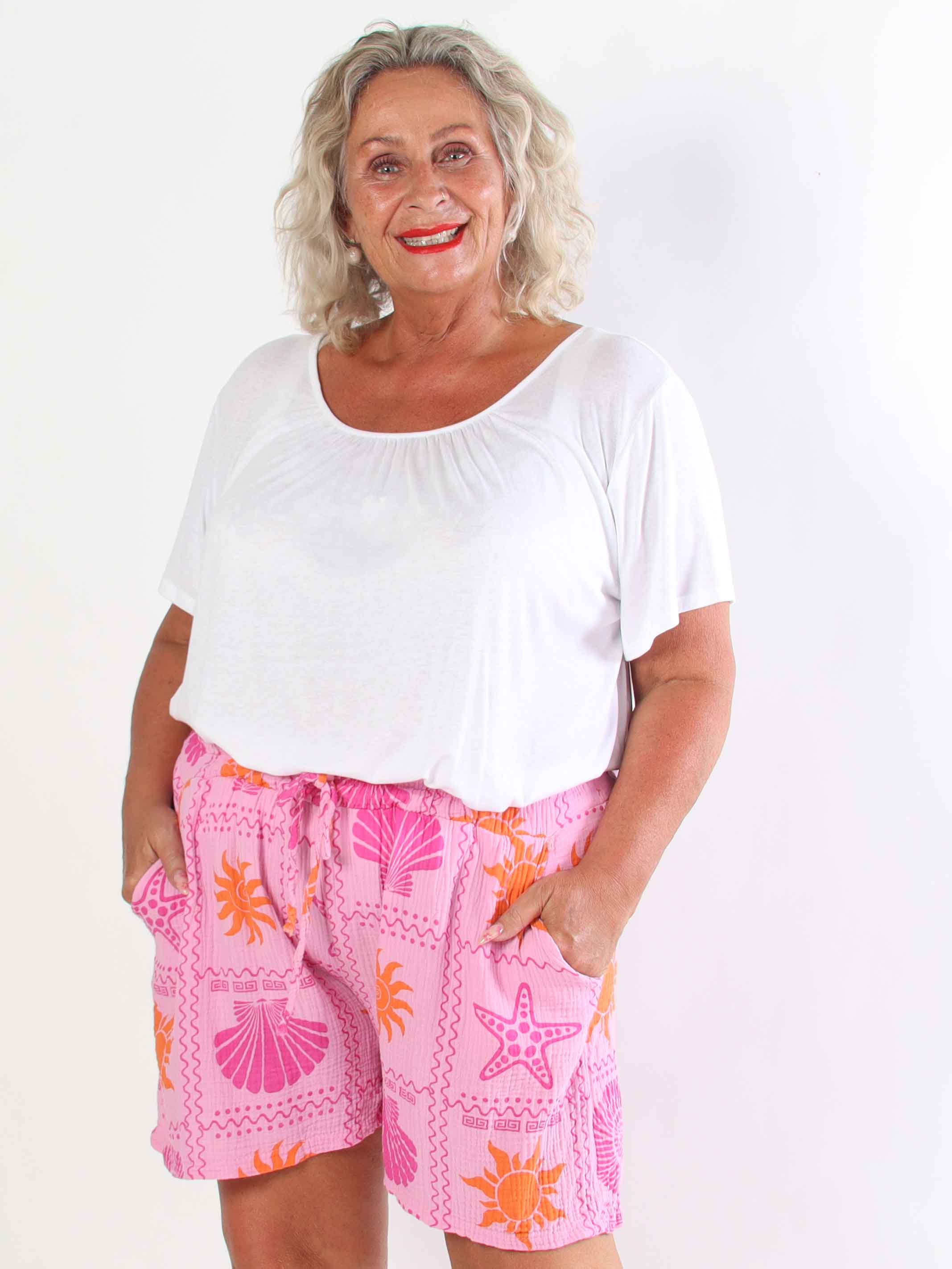 Stevie Summer - Plus size shorts i bomulds musselin-stof med sommermotiver