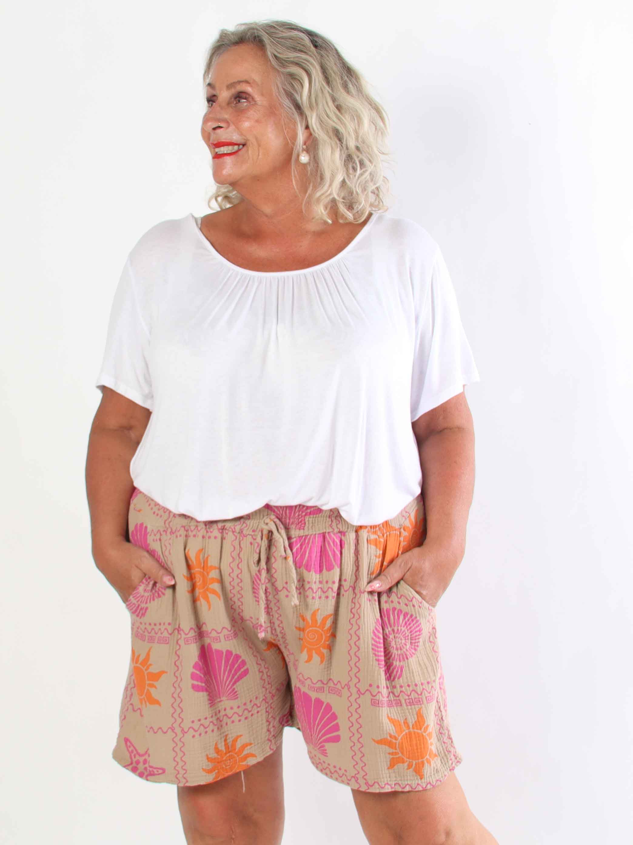 Stevie Summer - Plus size shorts i bomulds musselin-stof med sommermotiver