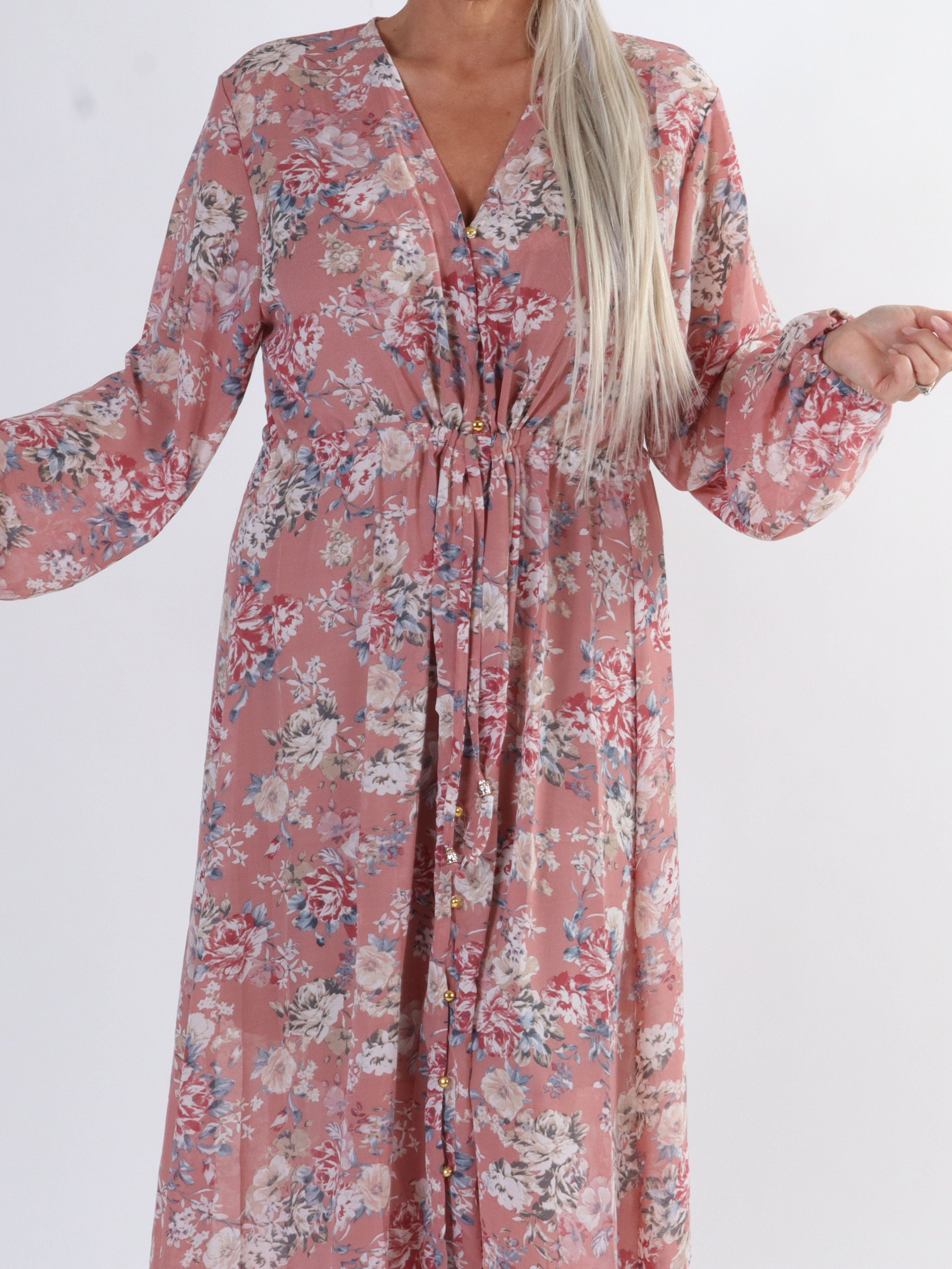 Stine - Söt lång kimono i plus size med blommigt mönster