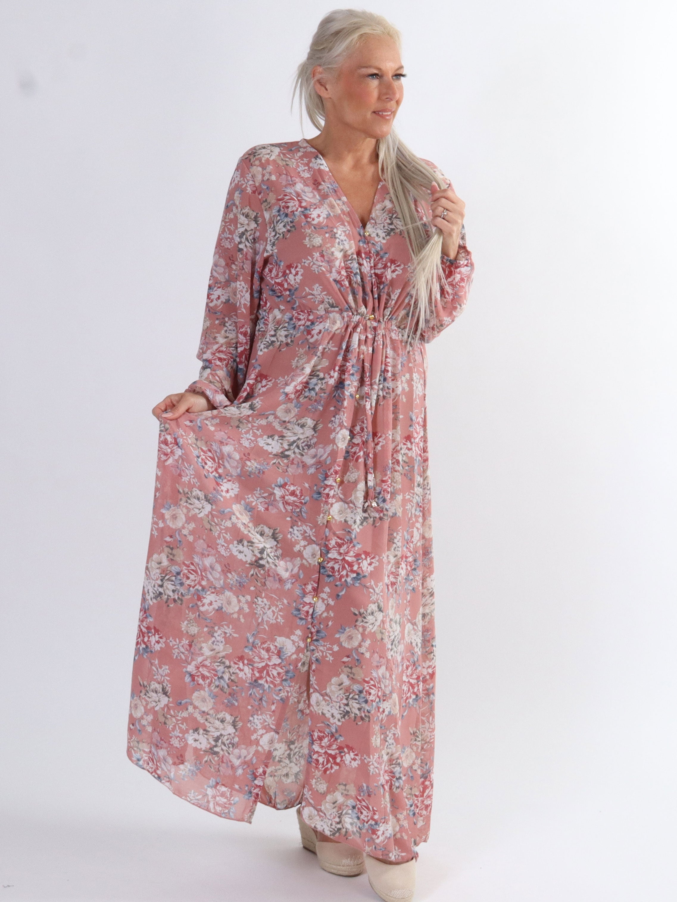 Stine - Söt lång kimono i plus size med blommigt mönster
