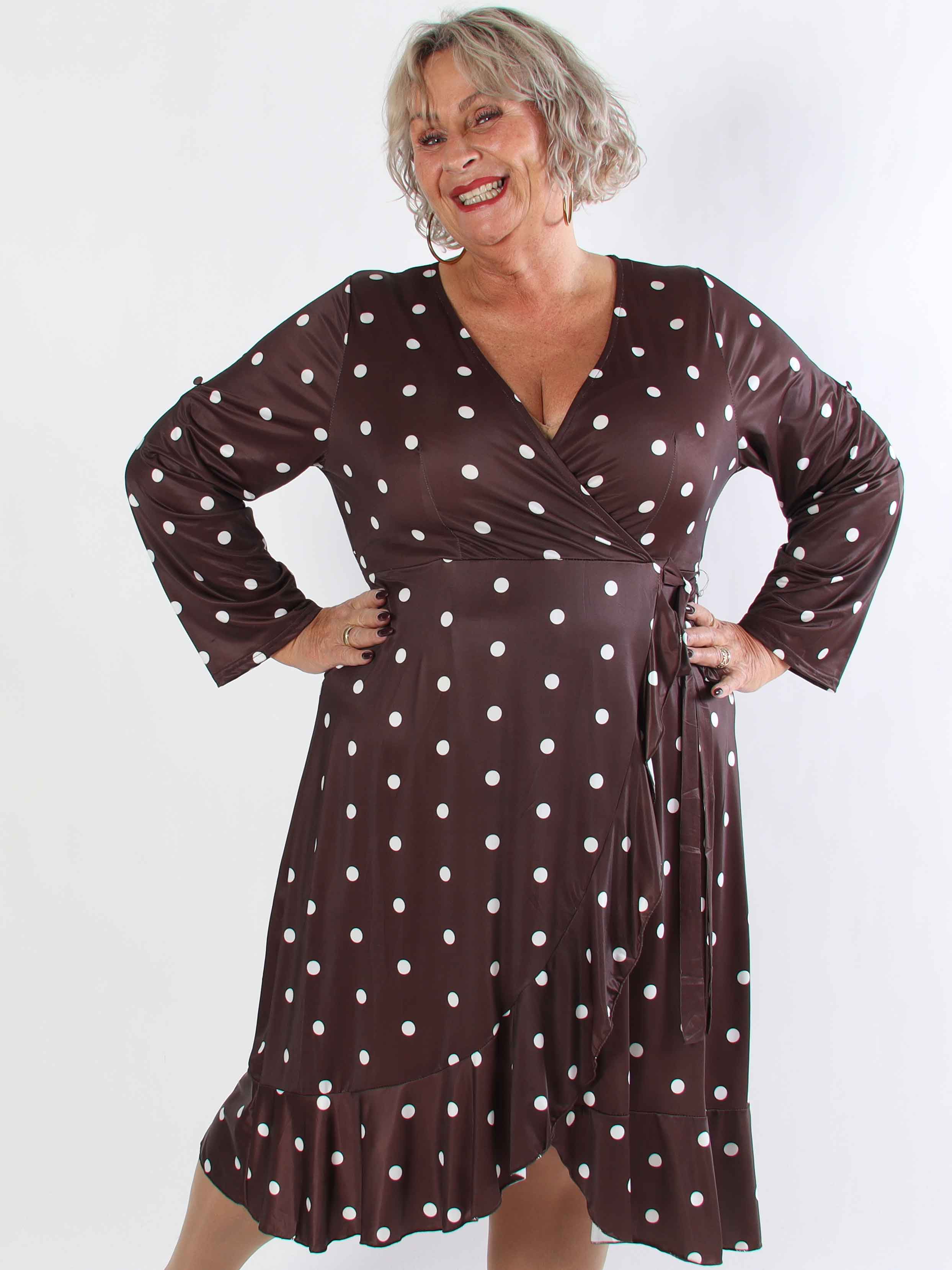 Savina Dot - Elastisk plus size klänning i omlott-look med prickar