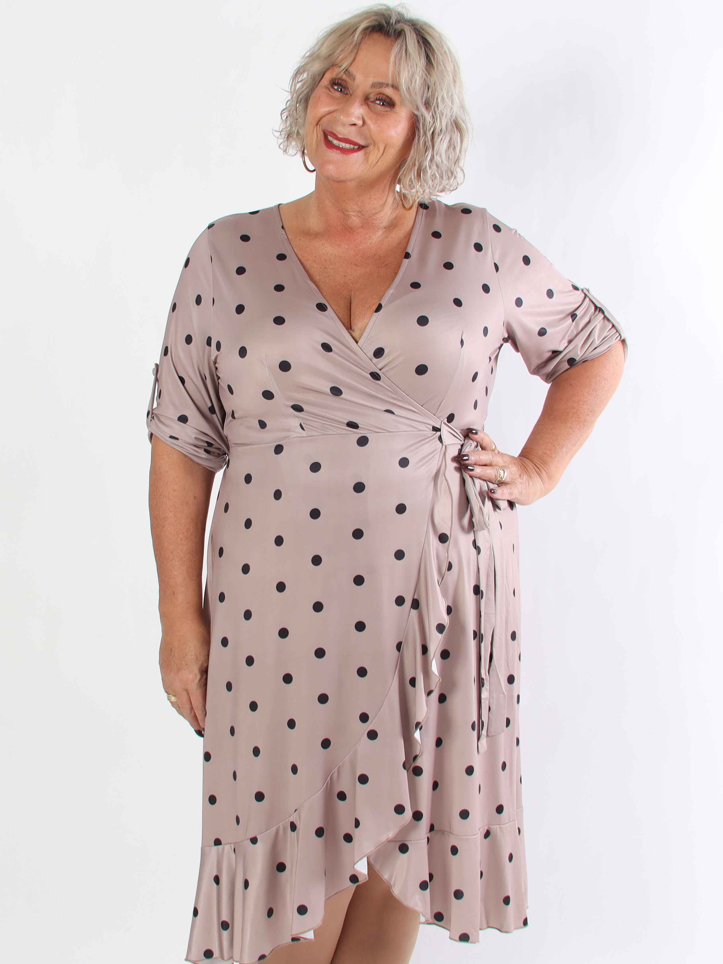 Savina Dot - Elastisk plus size klänning i omlott-look med prickar