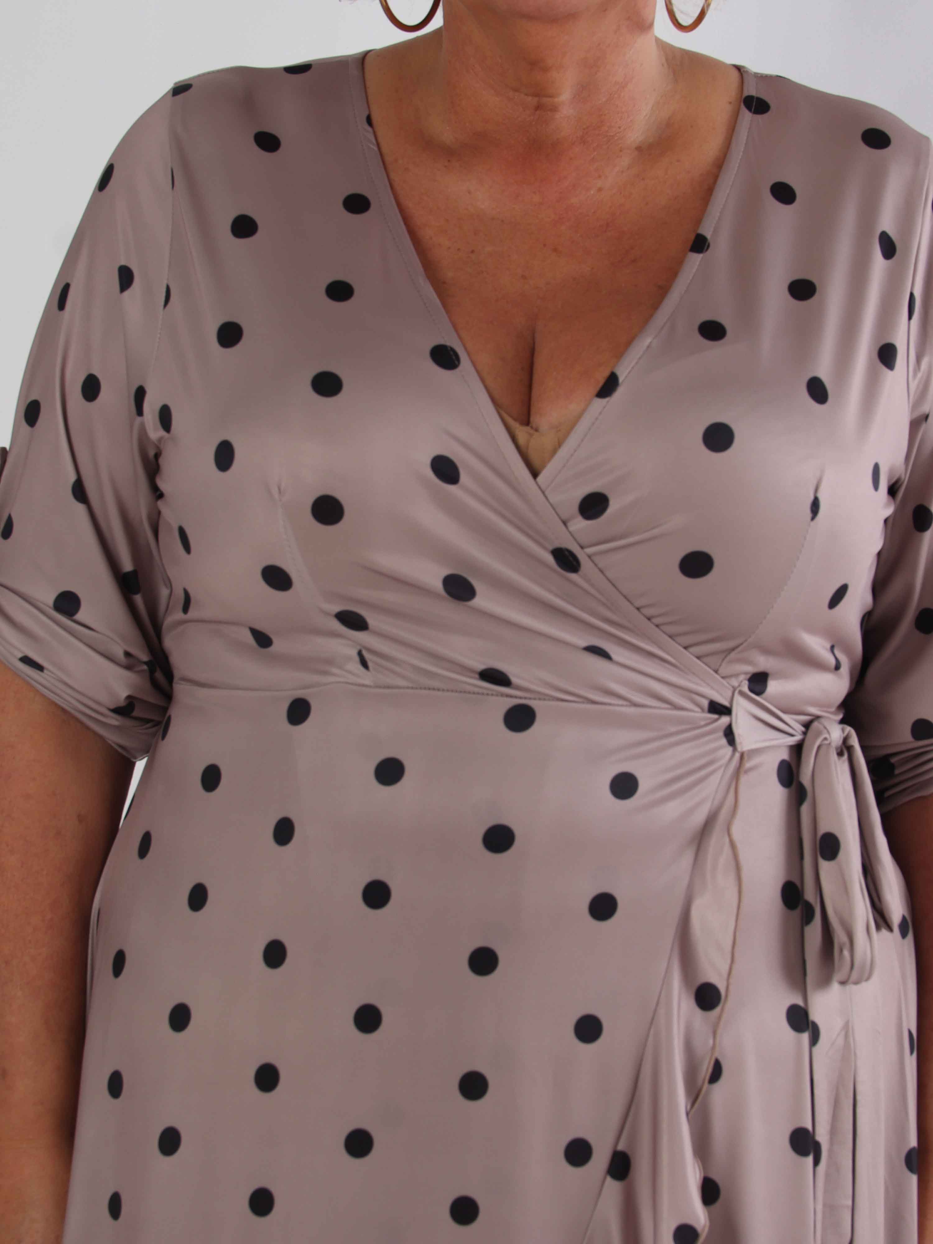 Savina Dot - Elastisk plus size klänning i omlott-look med prickar