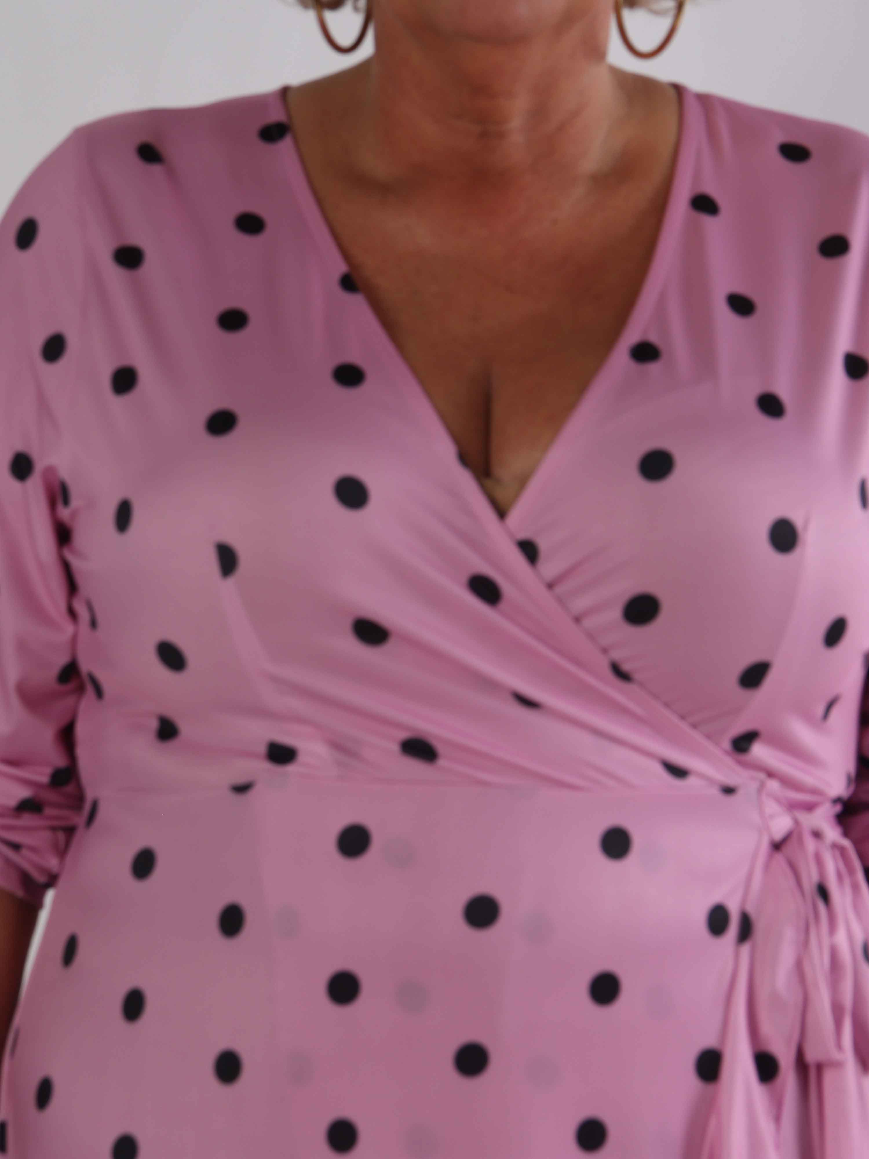 Savina Dot - Elastisk plus size klänning i omlott-look med prickar