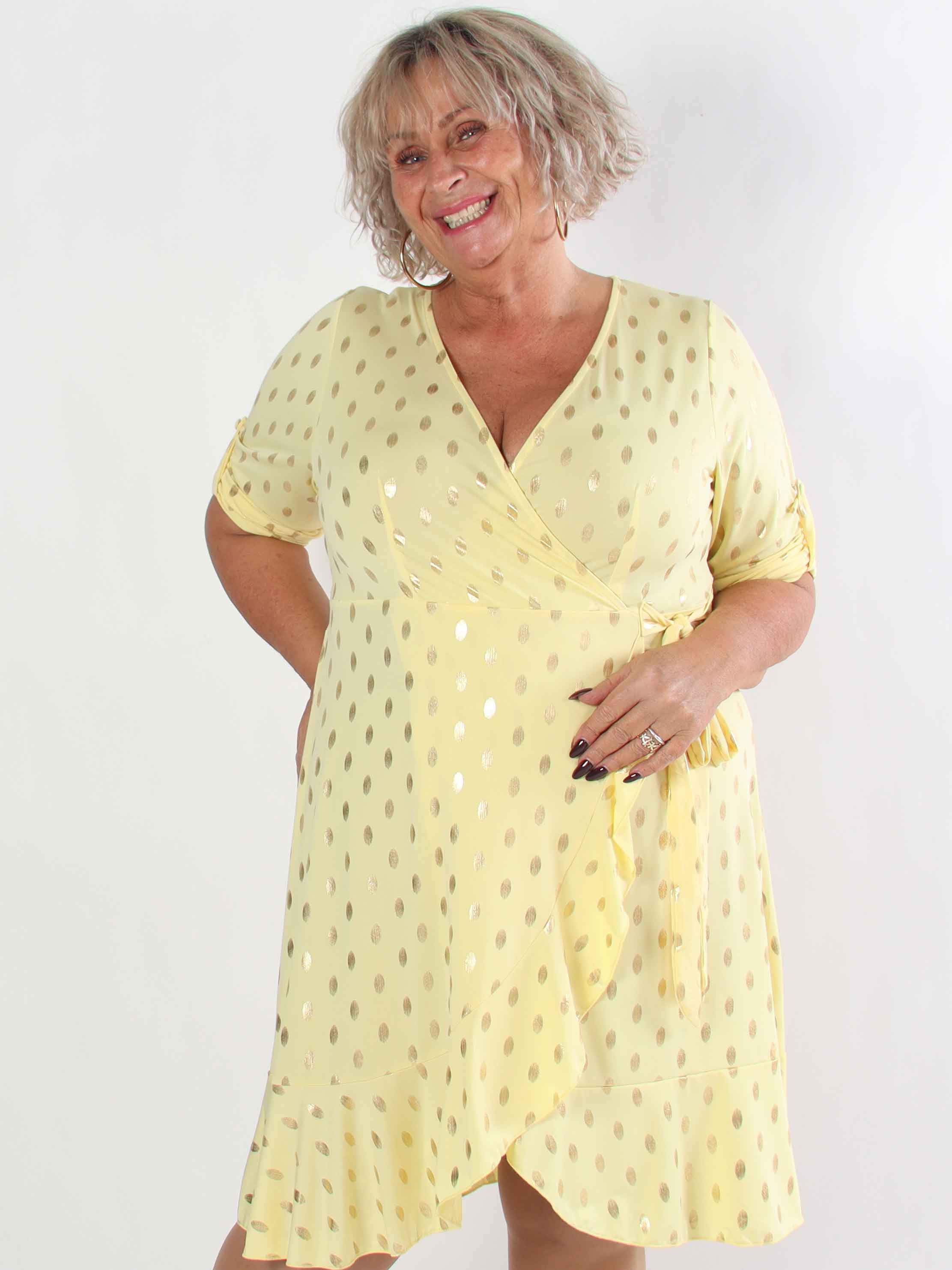 Savina Gold - Elastisk plus size klänning i omlott-look med guldprickar