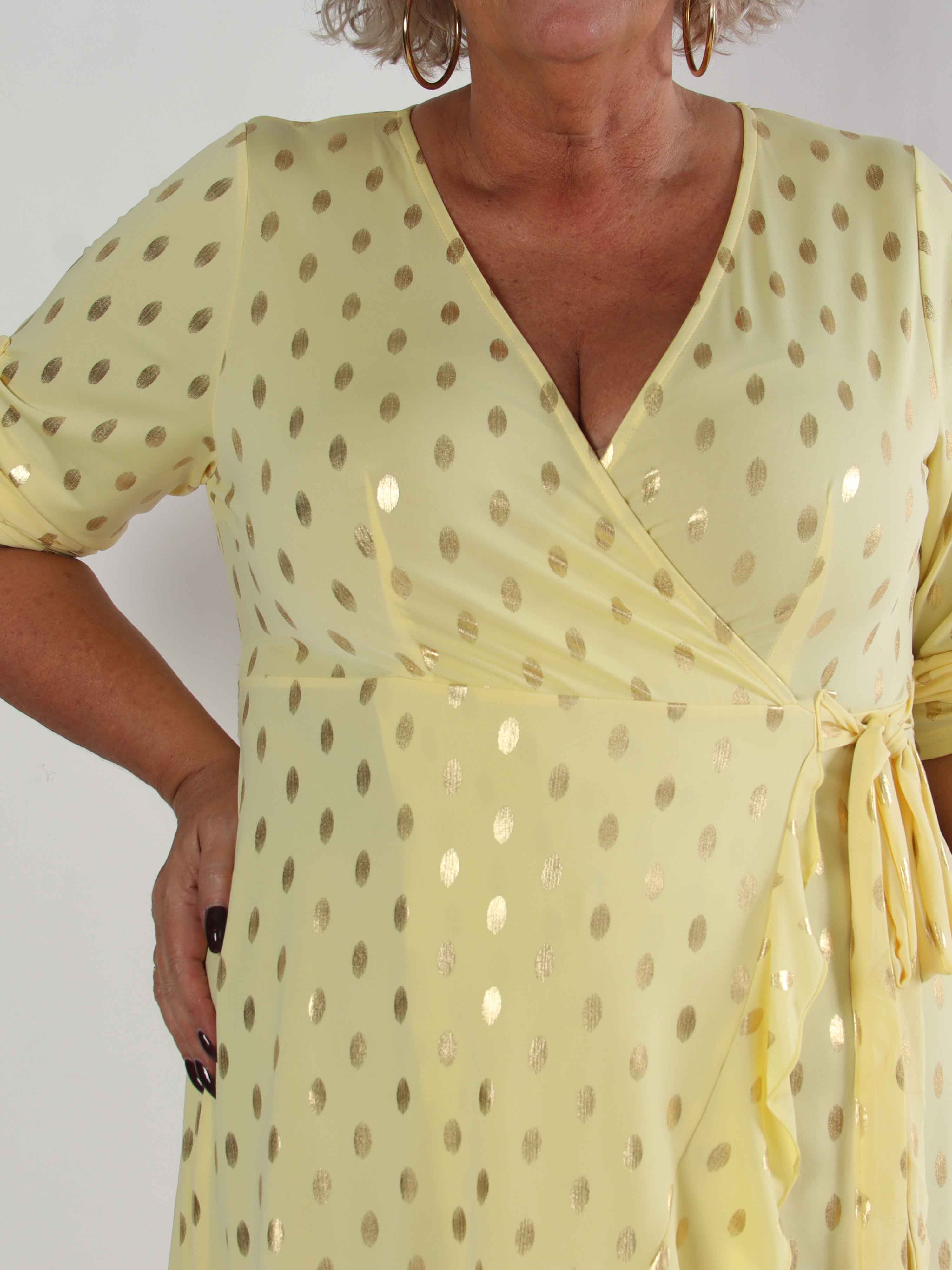 Savina Gold - Elastisk plus size klänning i omlott-look med guldprickar