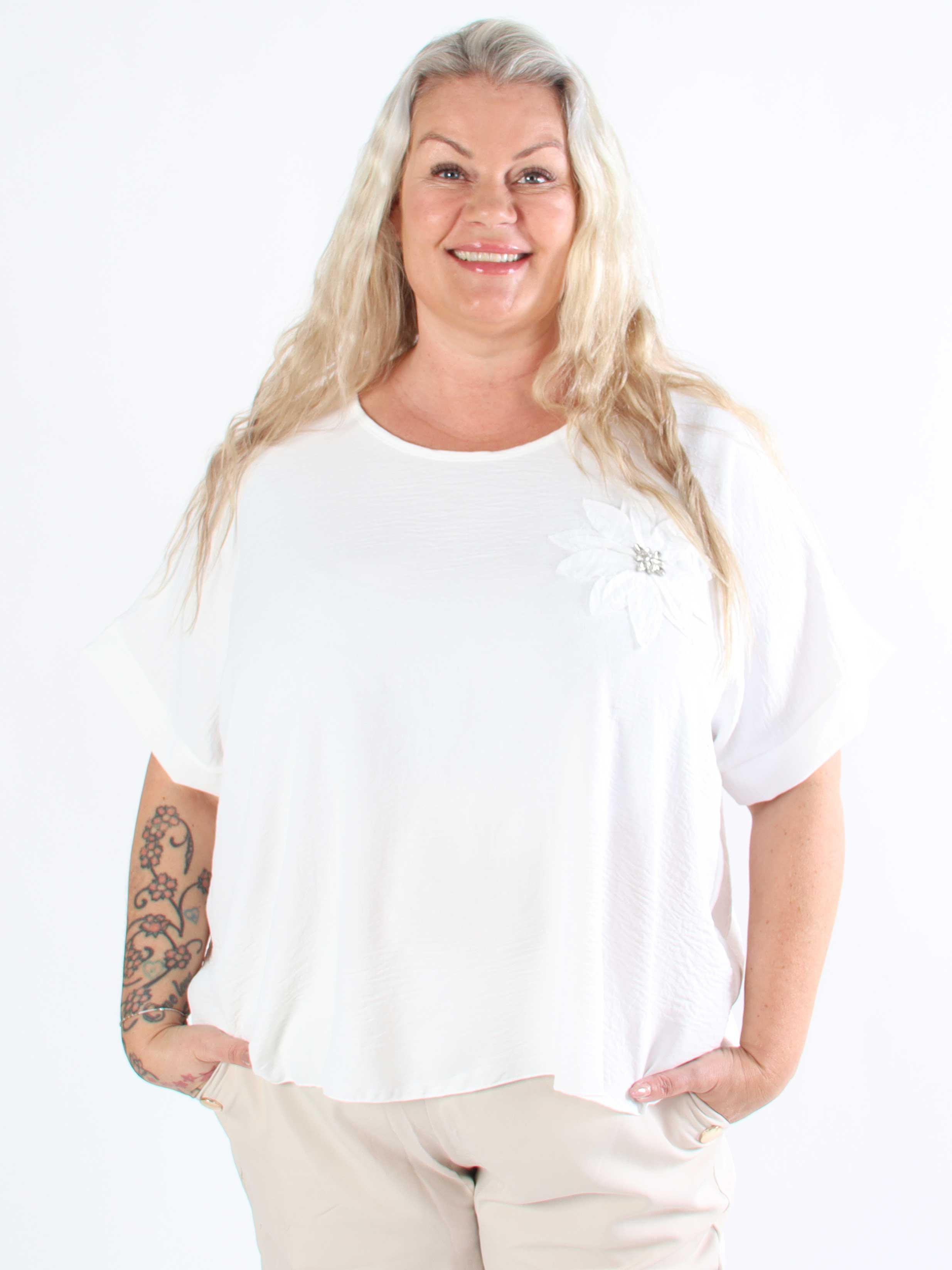 Tabisha - Plus size-tunika med blomma och strass på bröstet