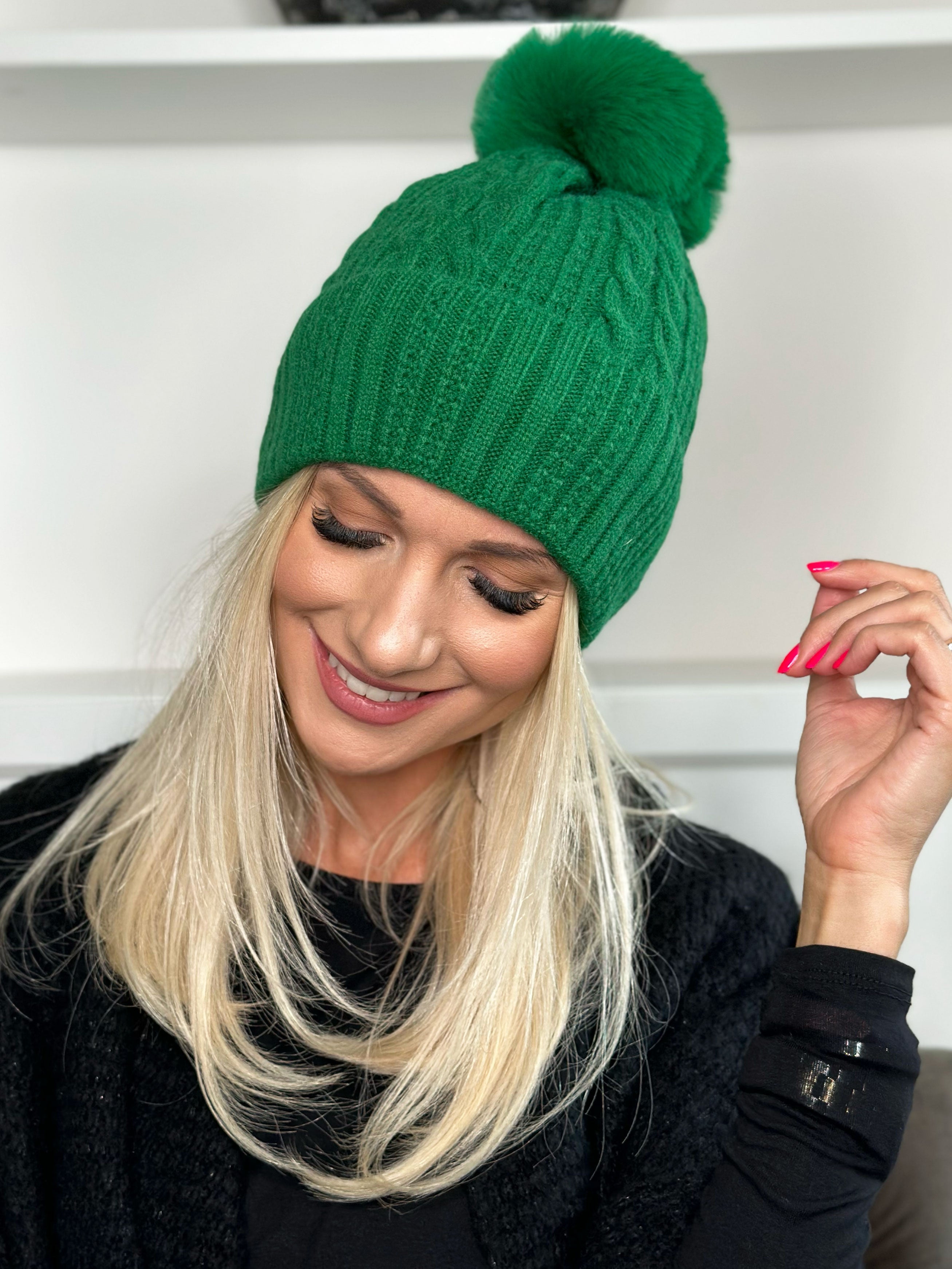 Tasha - Stickad mössa med tofs i fuskpäls