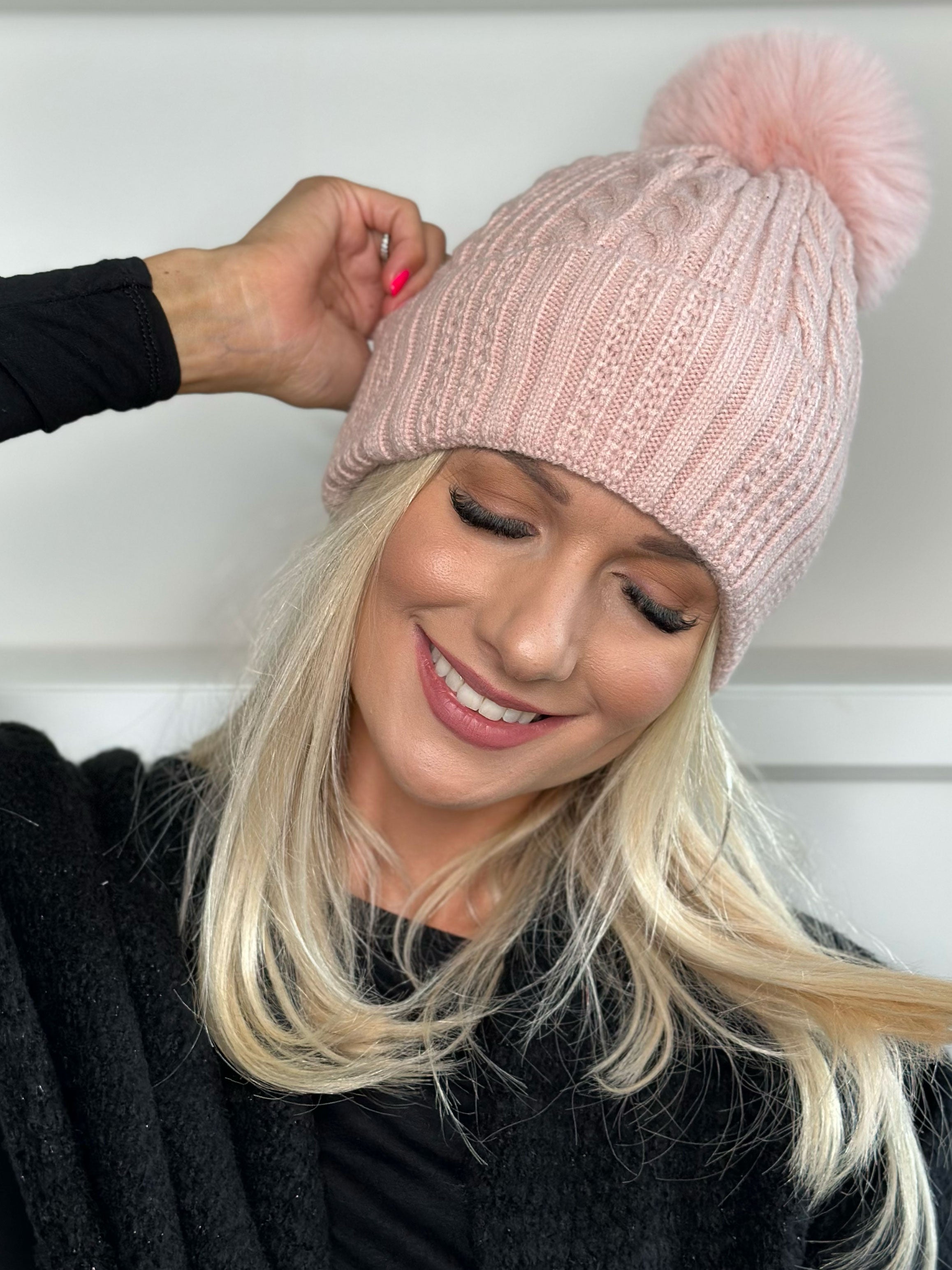 Tasha - Stickad mössa med tofs i fuskpäls