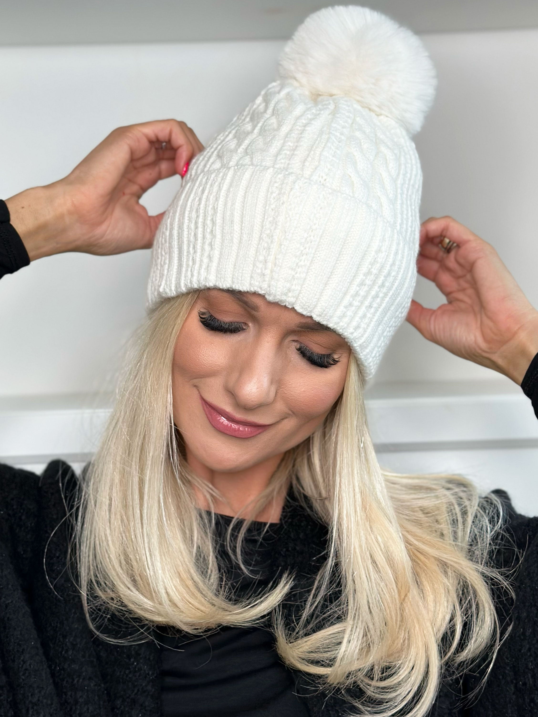 Tasha - Stickad mössa med tofs i fuskpäls