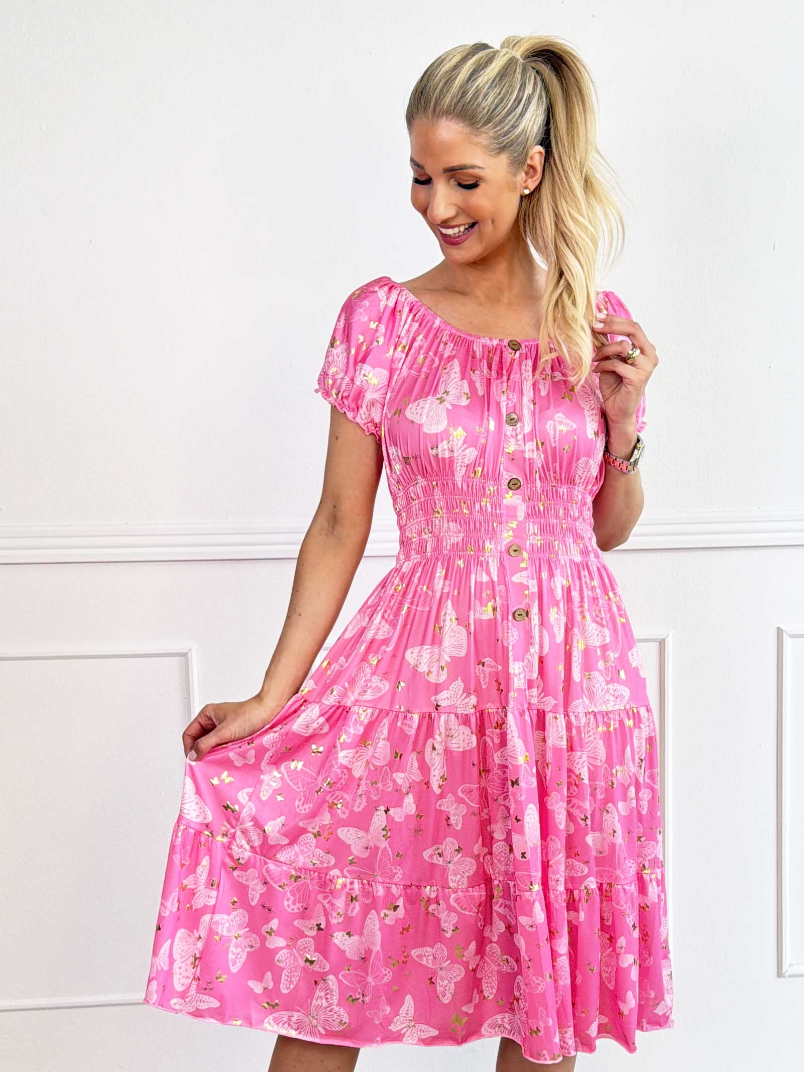 Tea Butterfly - Sommerkjole med smukt sommerfugleprint og elastisk udskæring